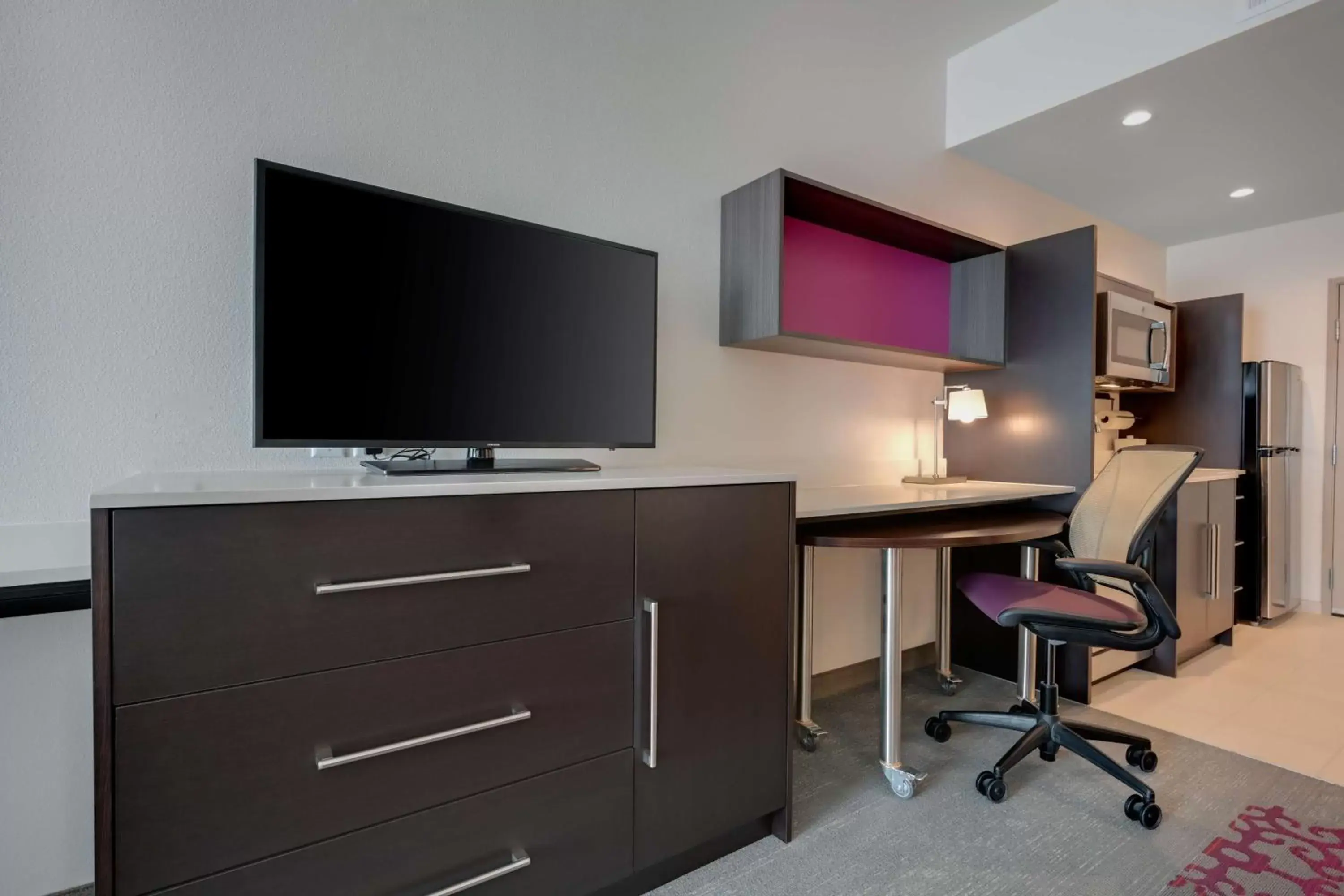 Bedroom, TV/Entertainment Center in Home2 Suites By Hilton Temple