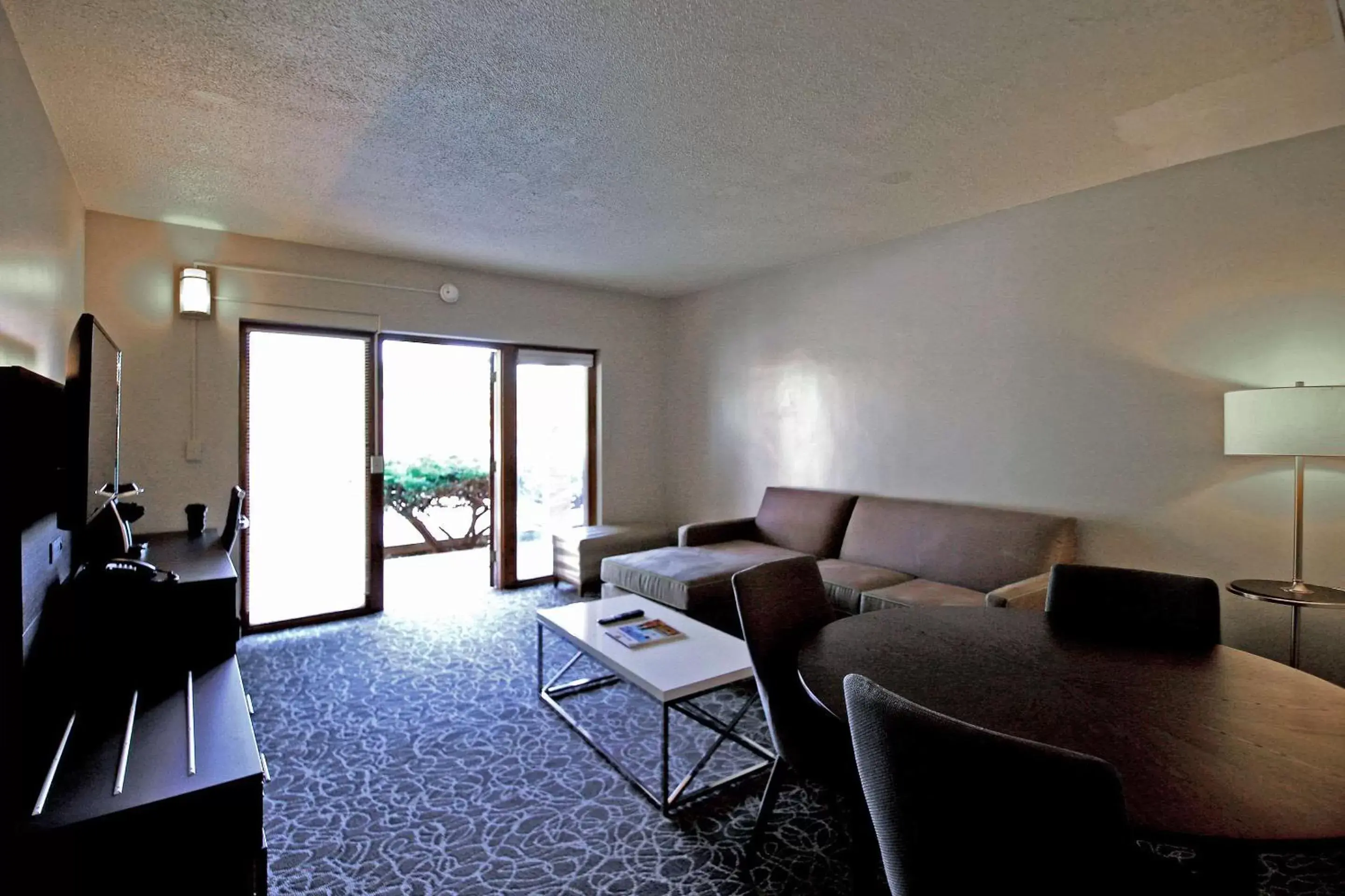 Photo of the whole room, Seating Area in El Sendero Inn, Ascend Hotel Collection