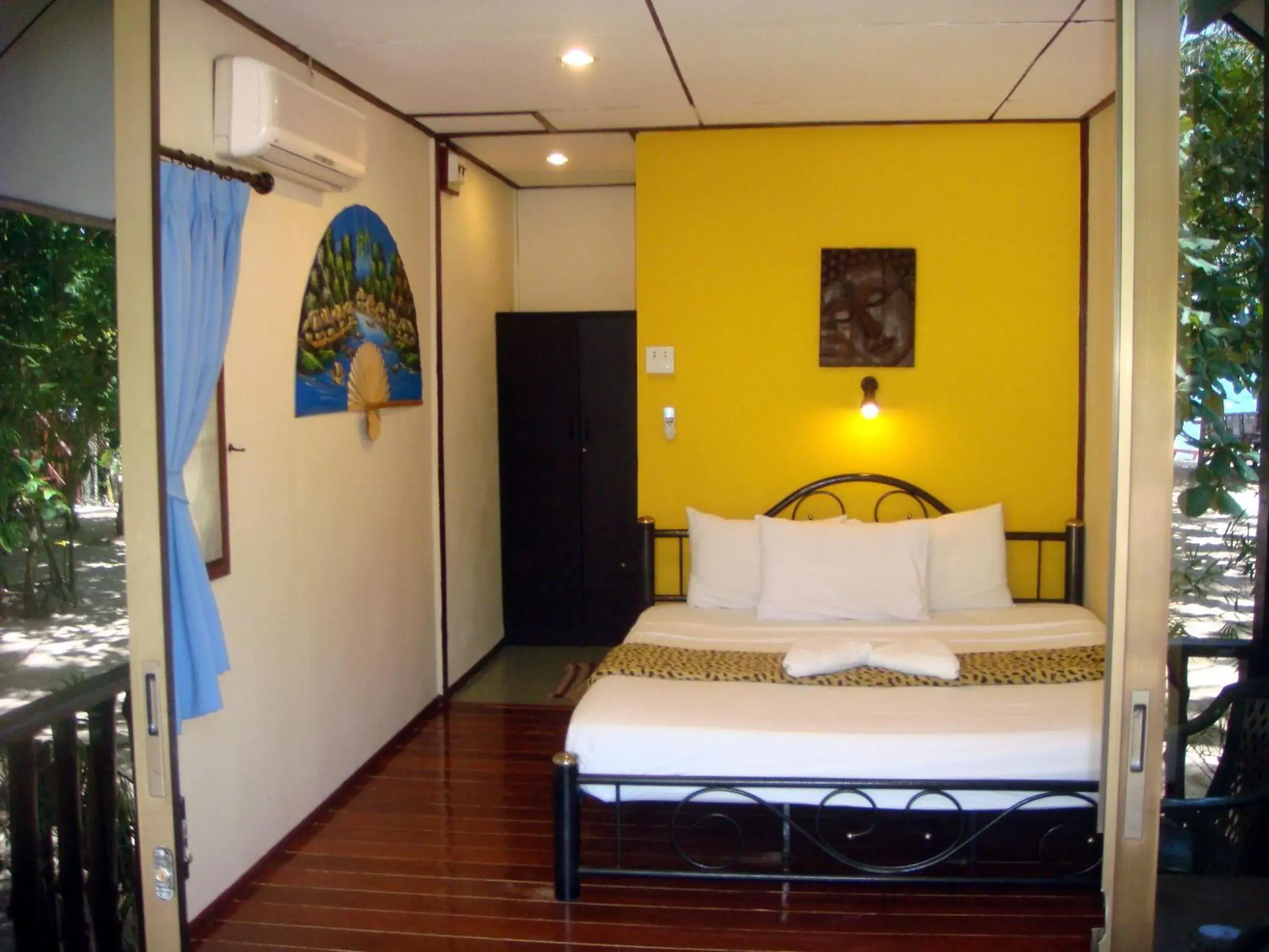 Photo of the whole room, Bed in Moonhut Bungalows