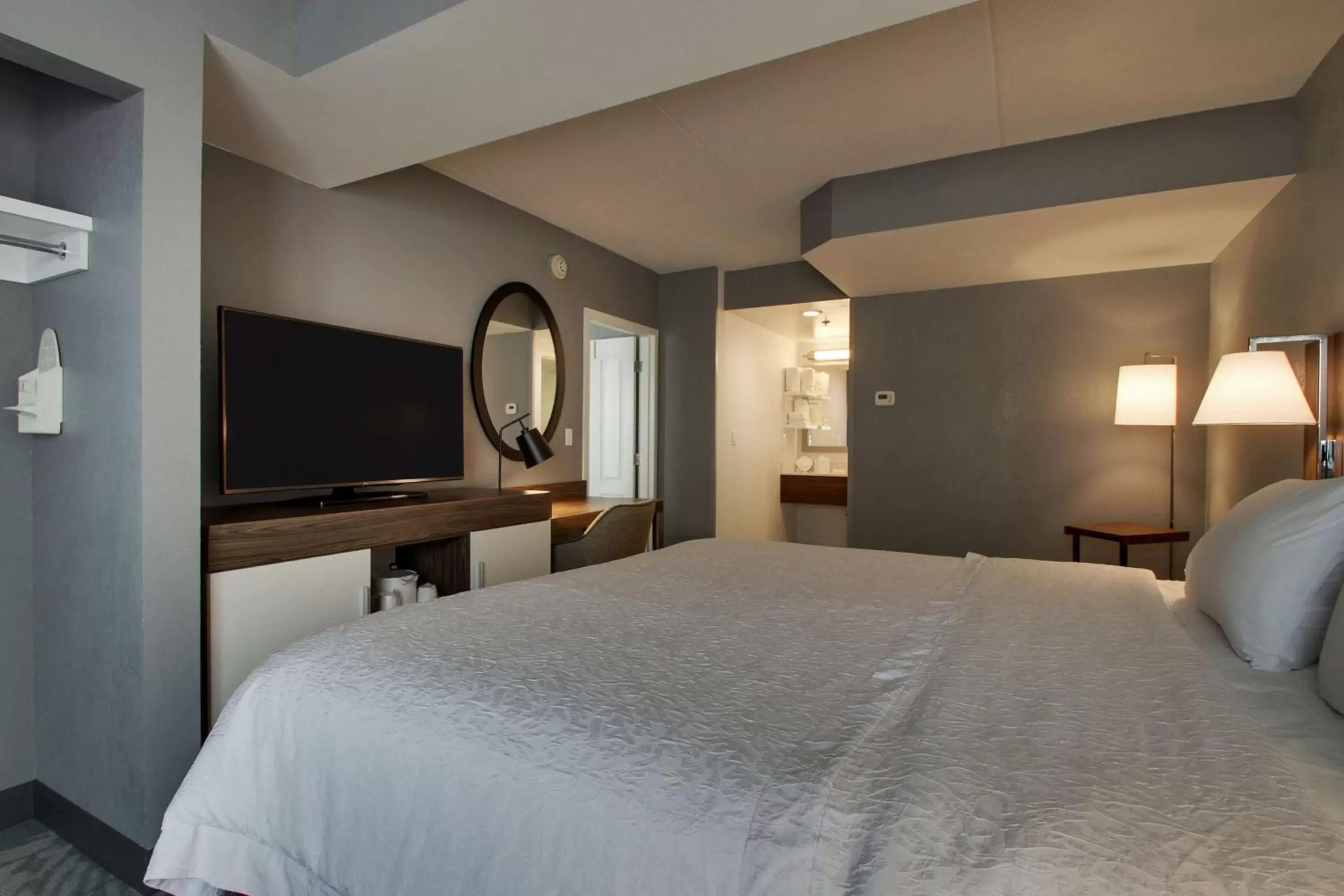 Bed in Hampton Inn & Suites Chicago/Aurora