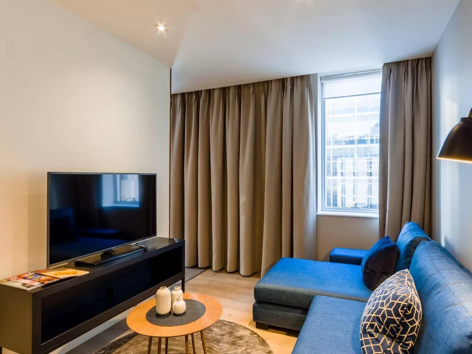 Living room, TV/Entertainment Center in Clayton Hotel London Wall