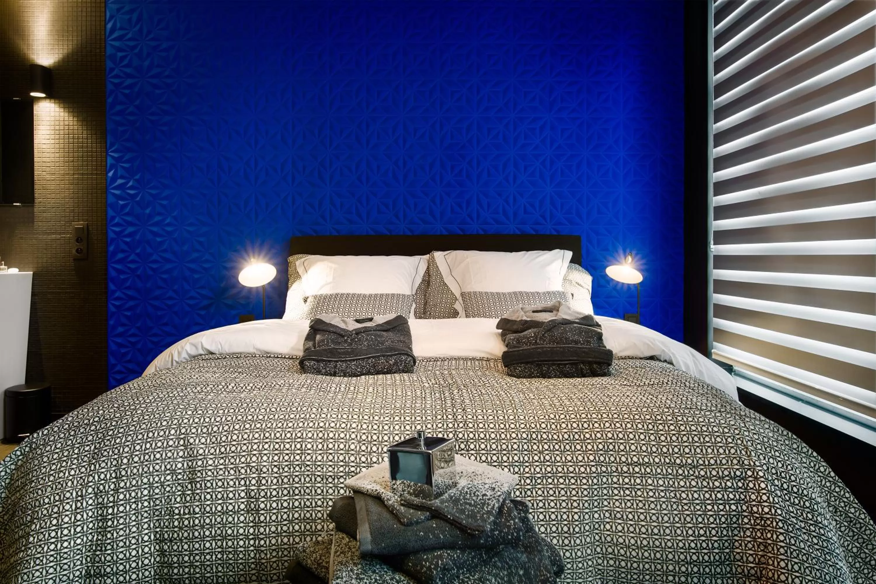 Photo of the whole room, Bed in All In One