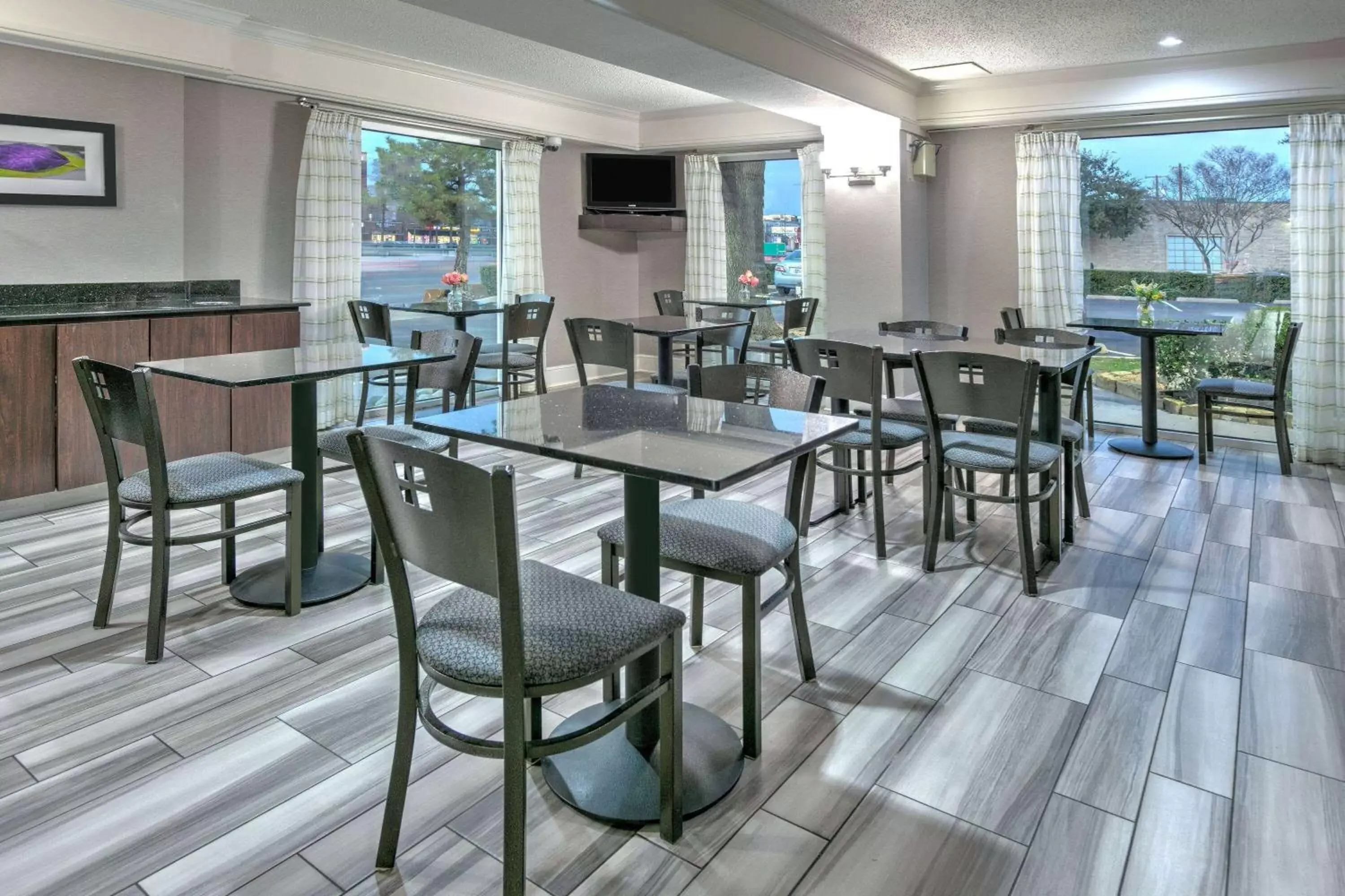 Breakfast, Restaurant/Places to Eat in La Quinta Inn by Wyndham Dallas Uptown