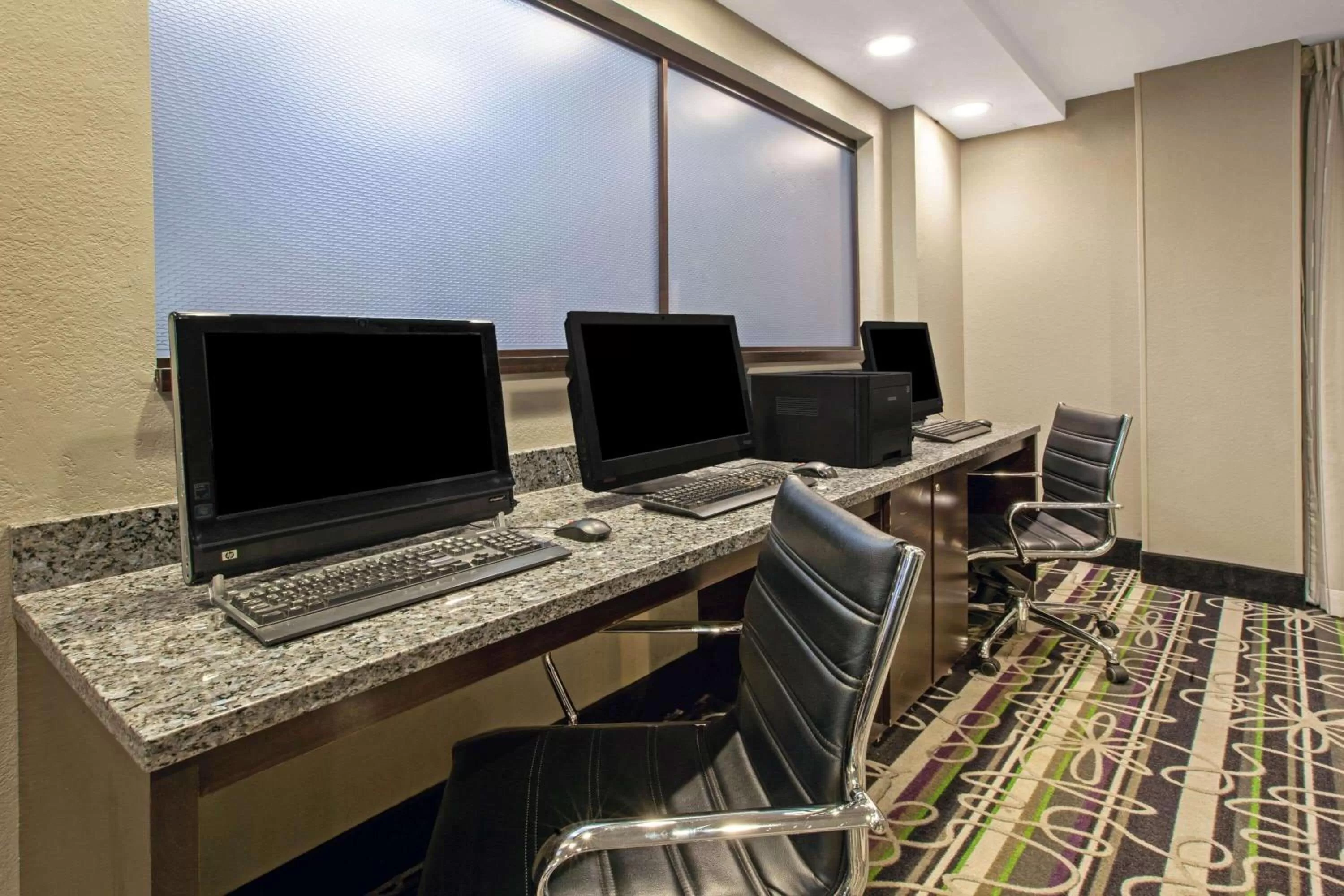 Business facilities in La Quinta Inn & Suites by Wyndham Detroit Metro Airport