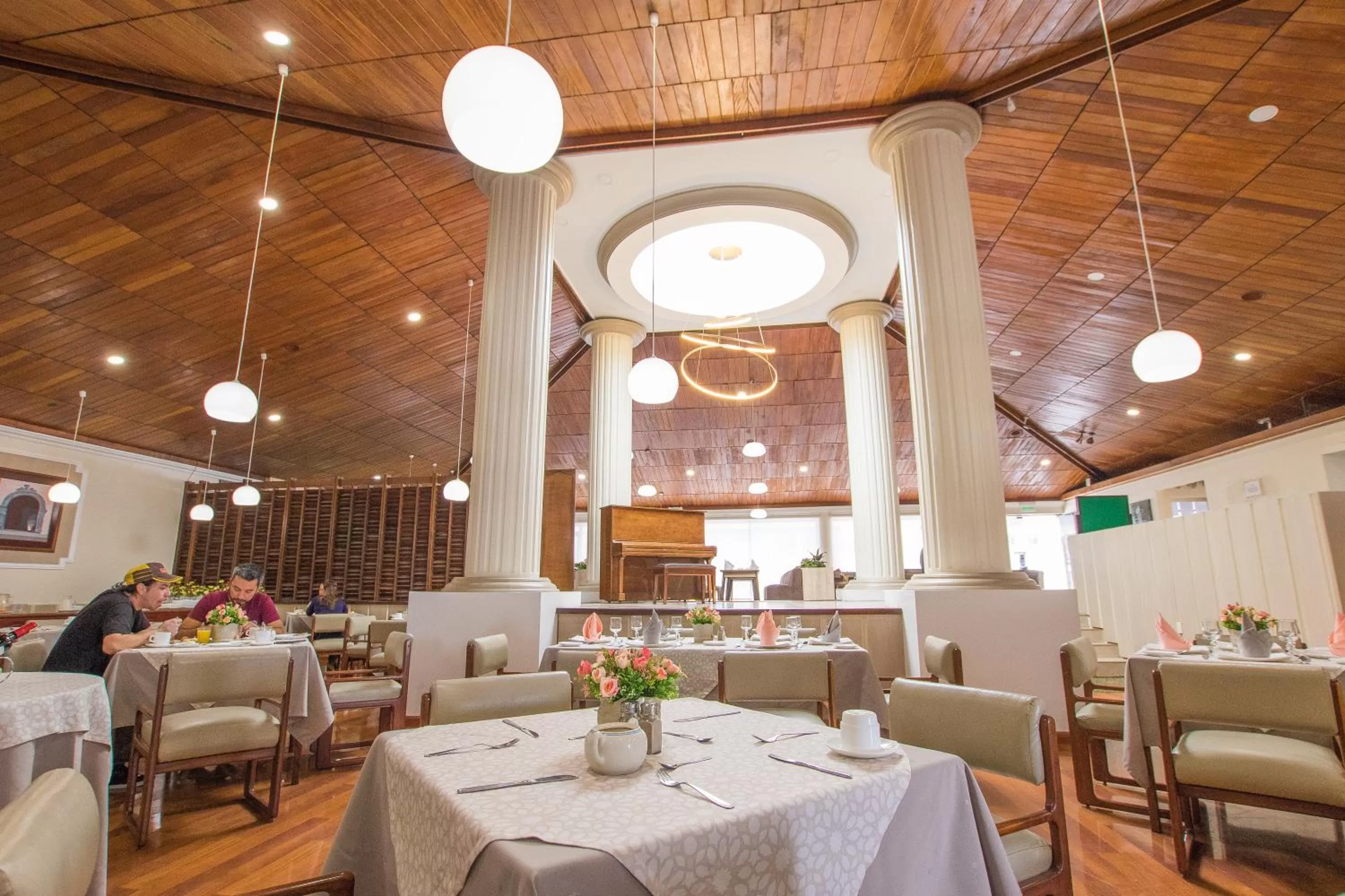 Restaurant/places to eat in Hotel Ajavi