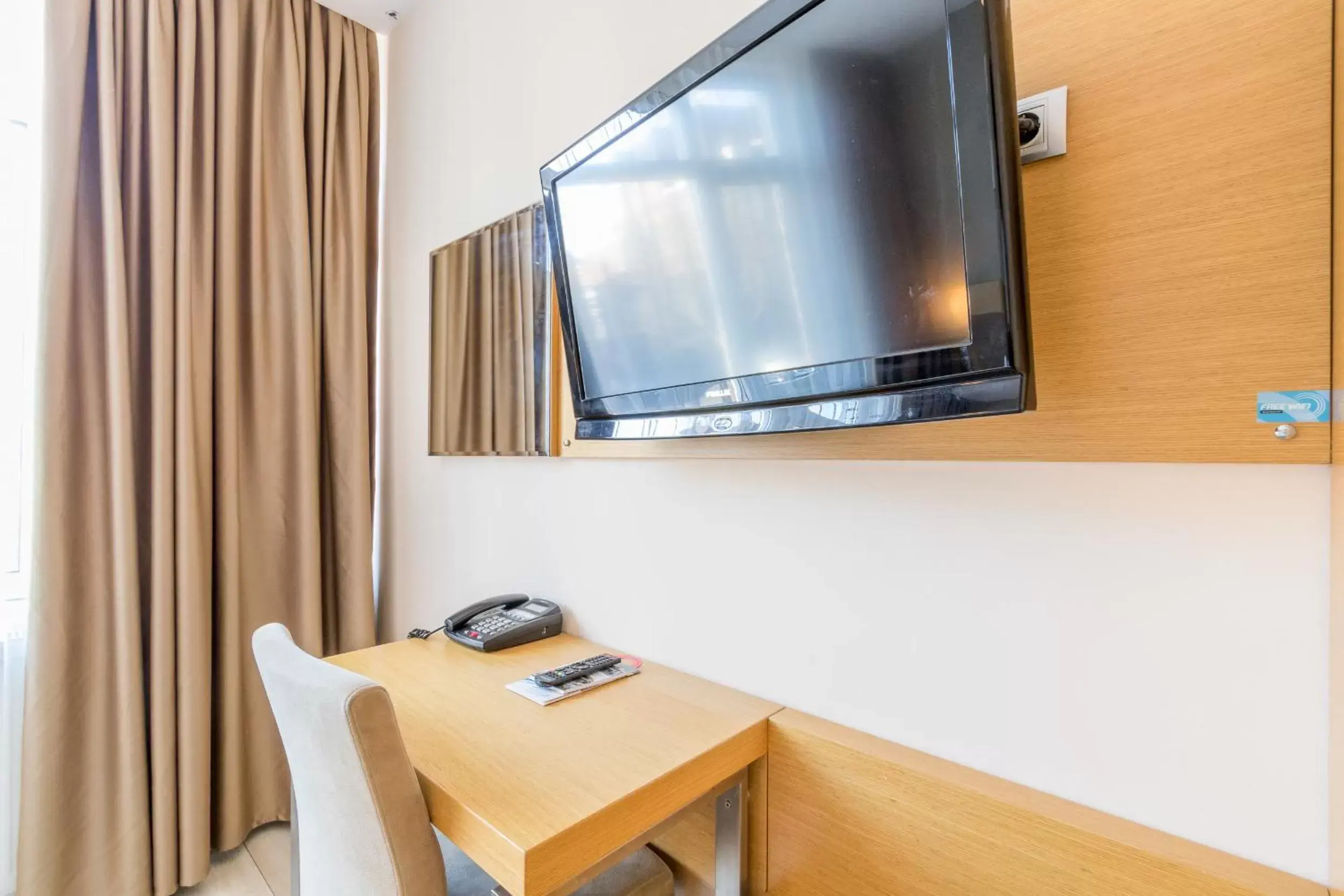 TV and multimedia, TV/Entertainment Center in Hotel Port