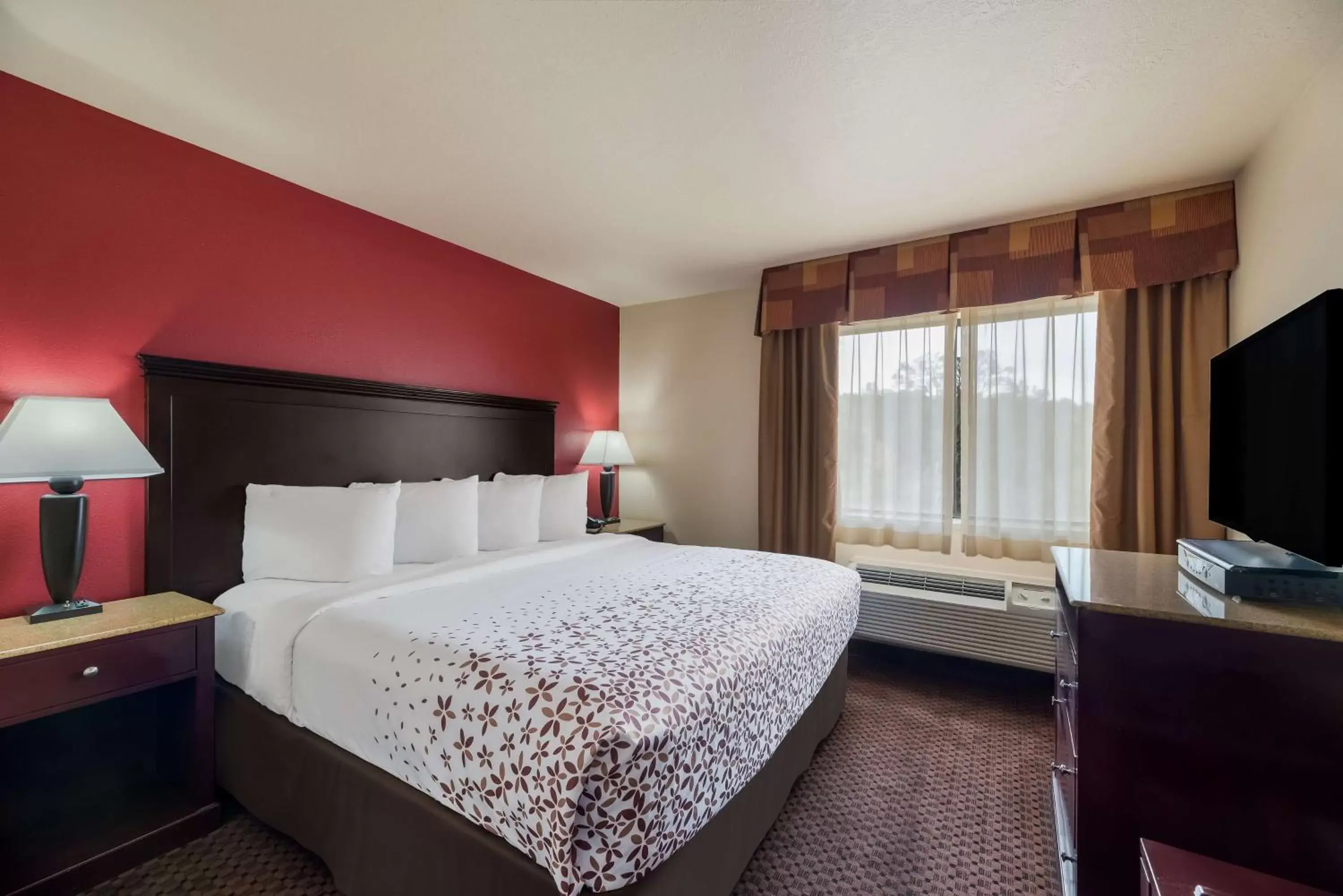 Photo of the whole room, Bed in SureStay Plus Hotel by Best Western Silver City