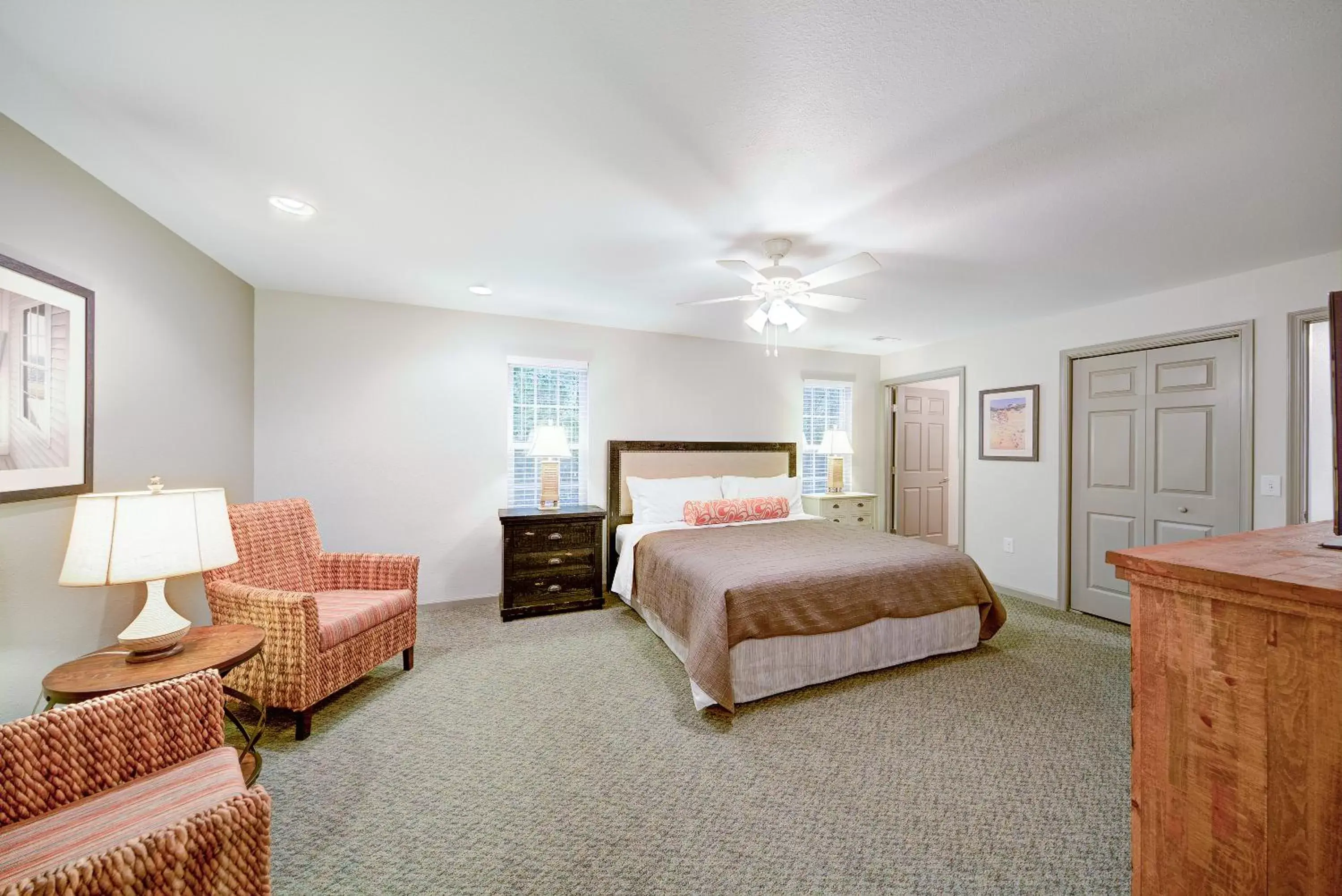 Photo of the whole room, Bed in Beachwoods Resort