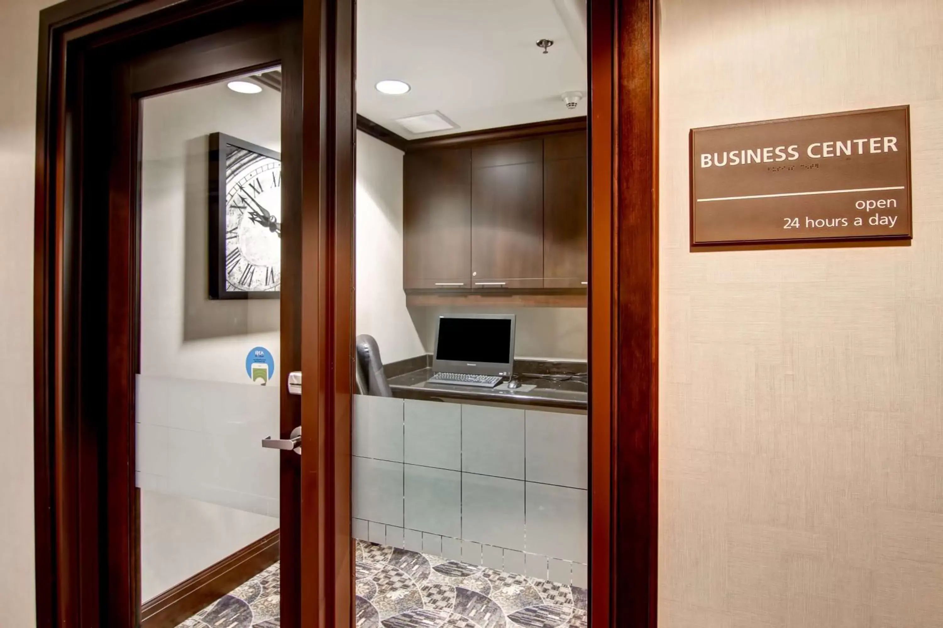 Business facilities, TV/Entertainment Center in Hampton Inn by Hilton Toronto Airport Corporate Centre