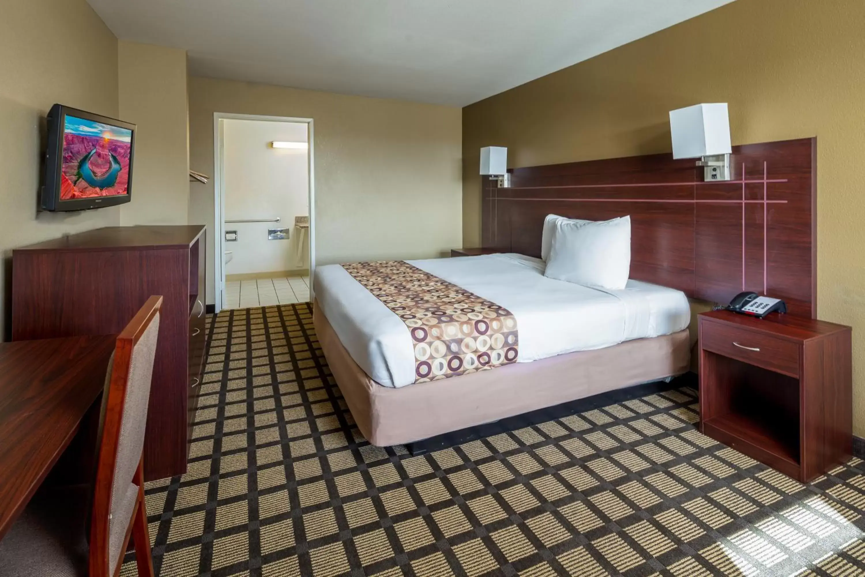 Bathroom, Bed in Travelers Inn - Phoenix