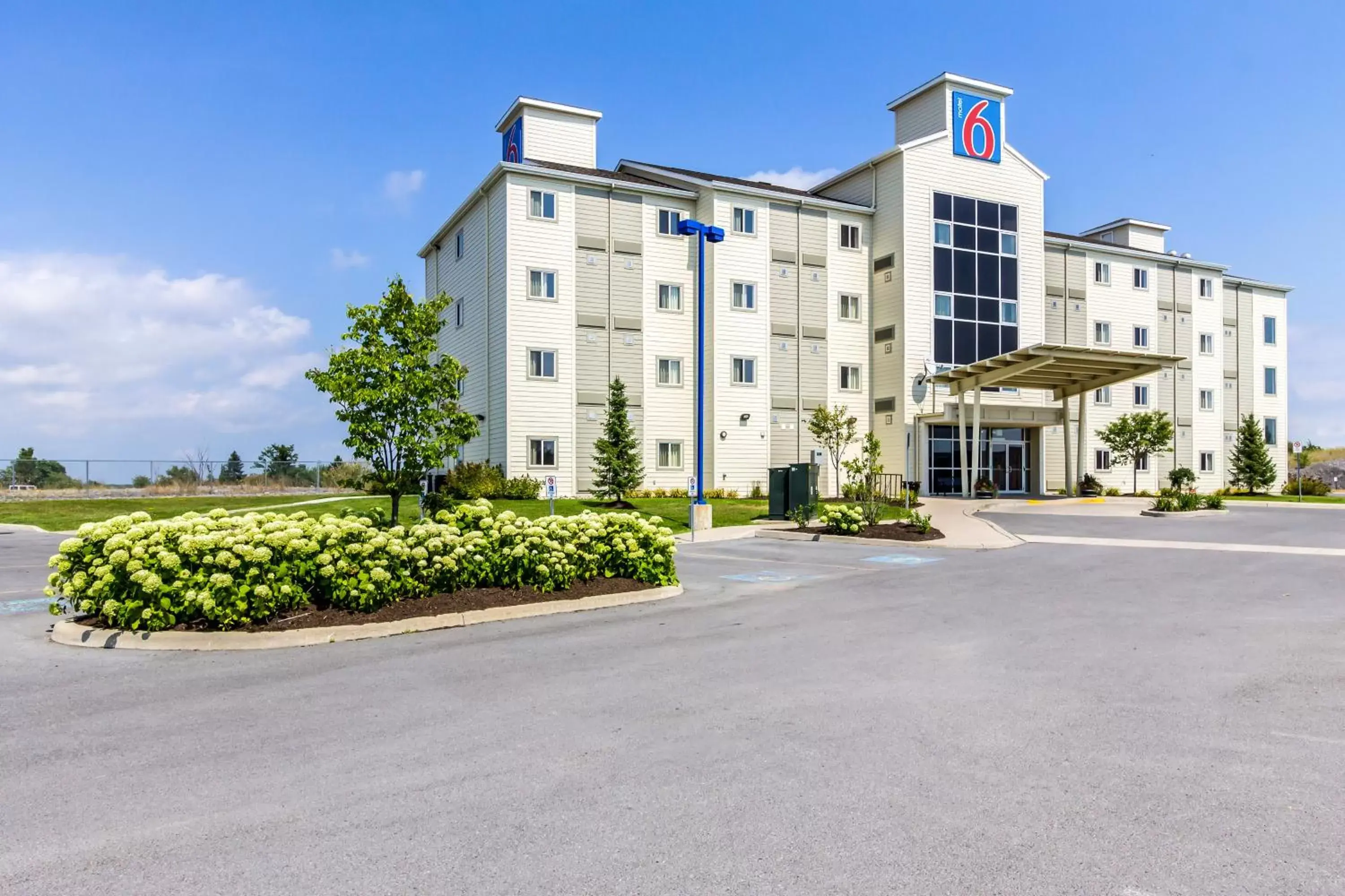 Facade/entrance, Property Building in Motel 6-Kingston, ON