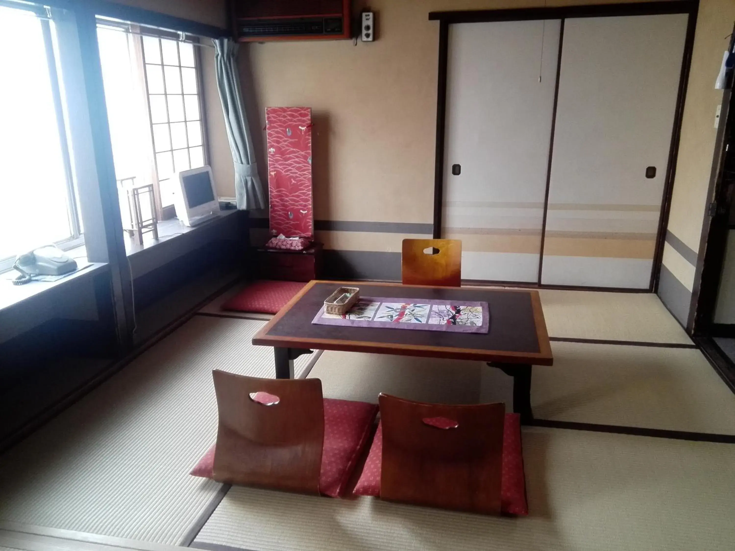 Photo of the whole room, Seating Area in Ryokan Nakajimaya