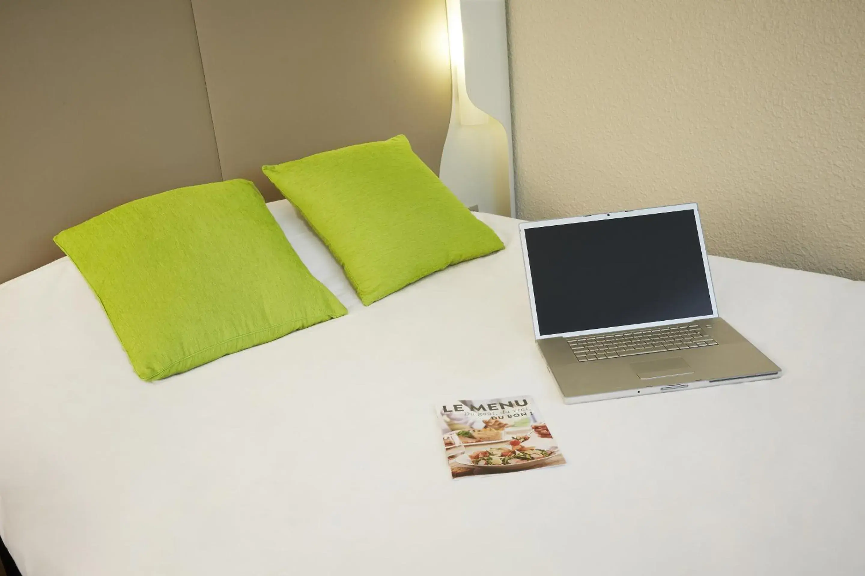 Bedroom, TV/Entertainment Center in Campanile Hotel Compiegne