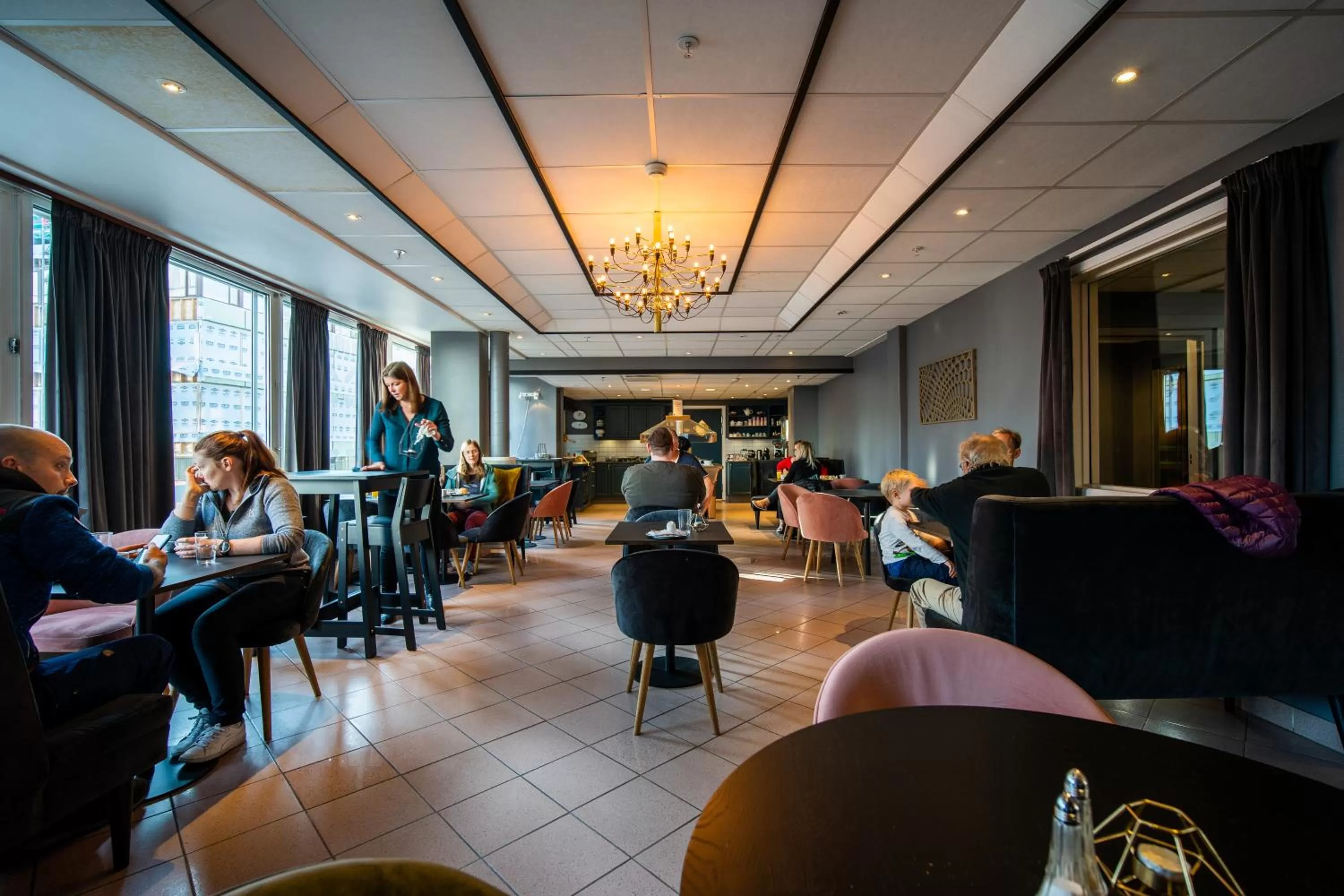 Restaurant/places to eat in Enter Amalie Hotel