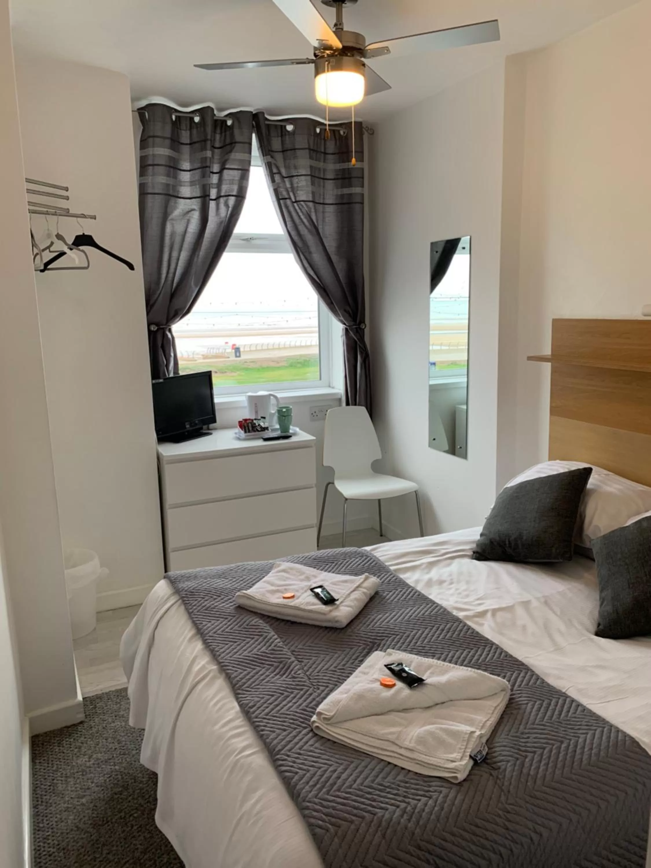 Bedroom, Bed in Sandford Promenade