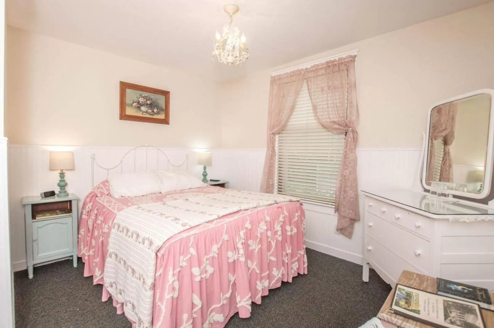 Photo of the whole room, Bed in Terrace Inn and 1911 Restaurant