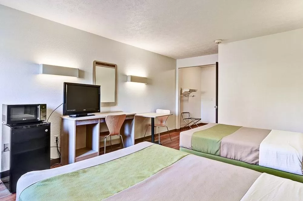 Bed in Economy Inn Pittsburgh Airport