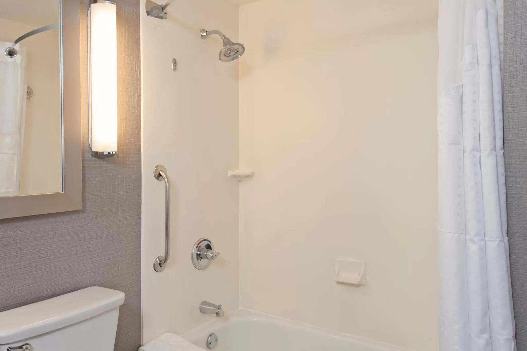 Photo of the whole room, Bathroom in Holiday Inn Express Hotel & Suites Fisherman's Wharf, an IHG Hotel
