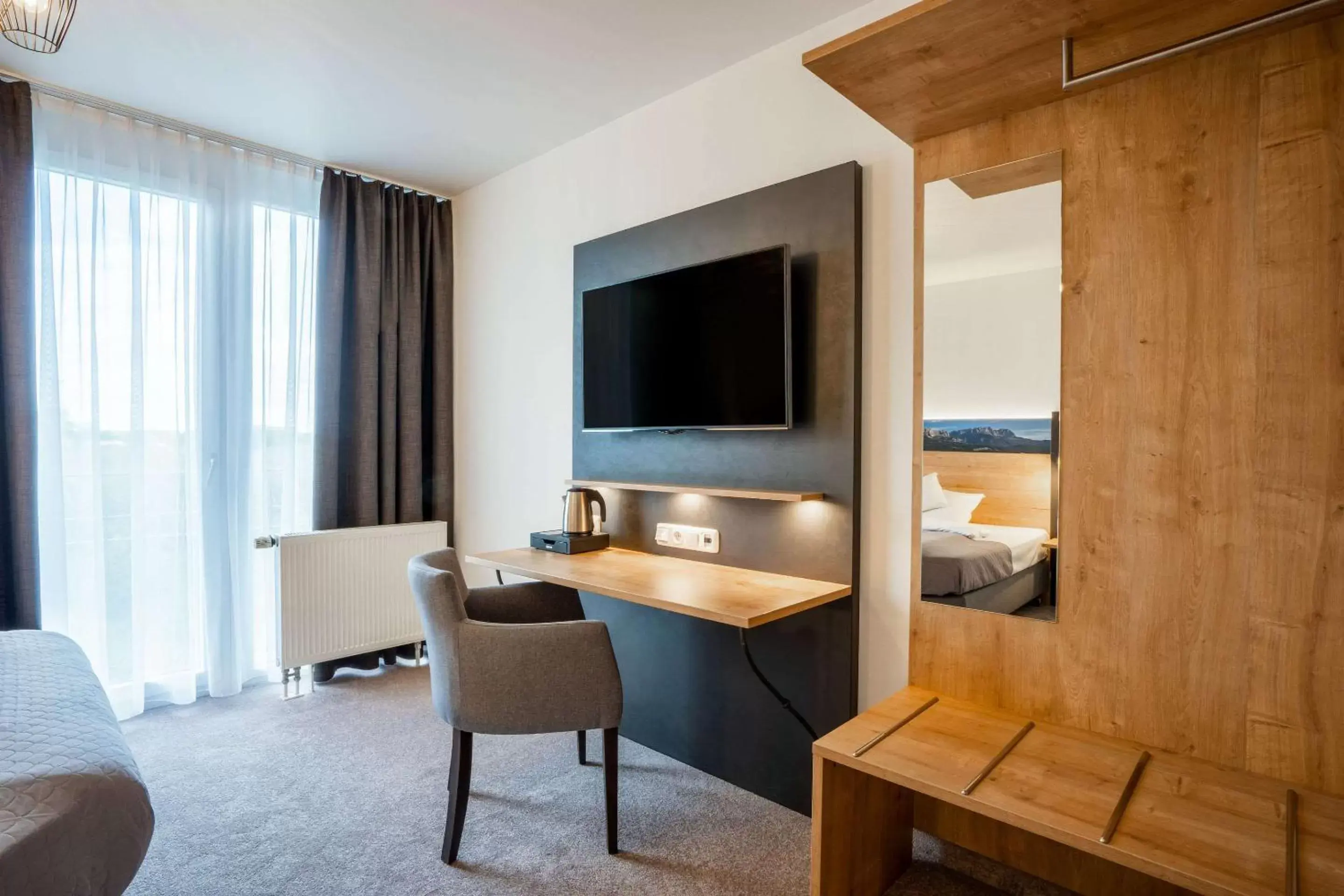 Photo of the whole room, TV/Entertainment Center in Quality Hotel & Suites Muenchen Messe