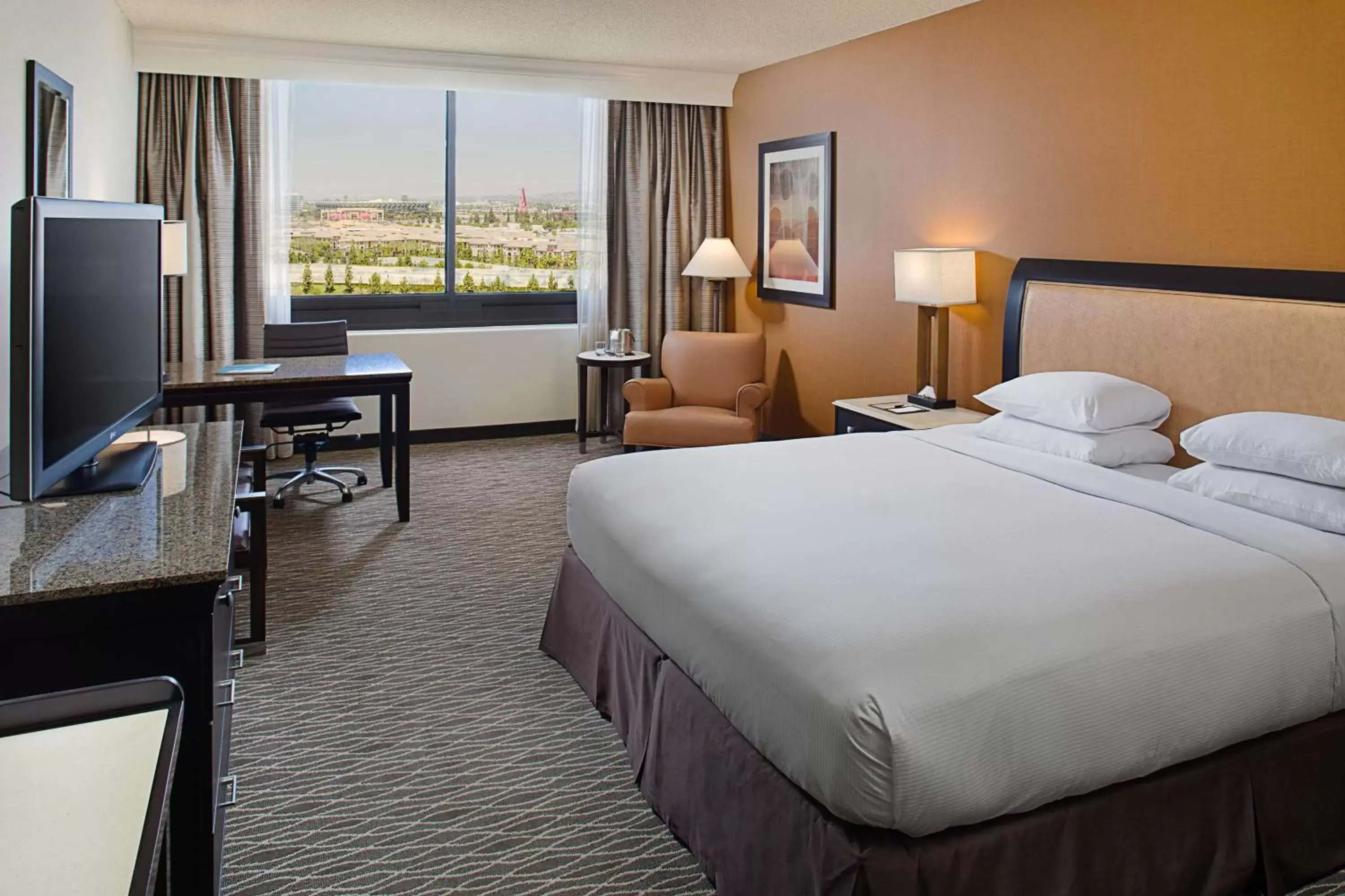 Bed in Hotel Fera Anaheim, a DoubleTree by Hilton Hotel