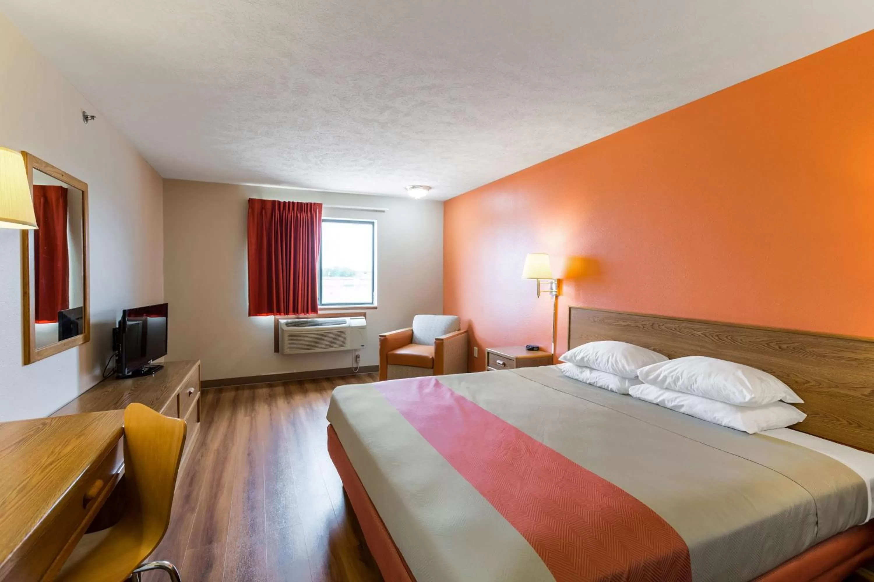 Photo of the whole room, Bed in Motel 6-Percival, IA