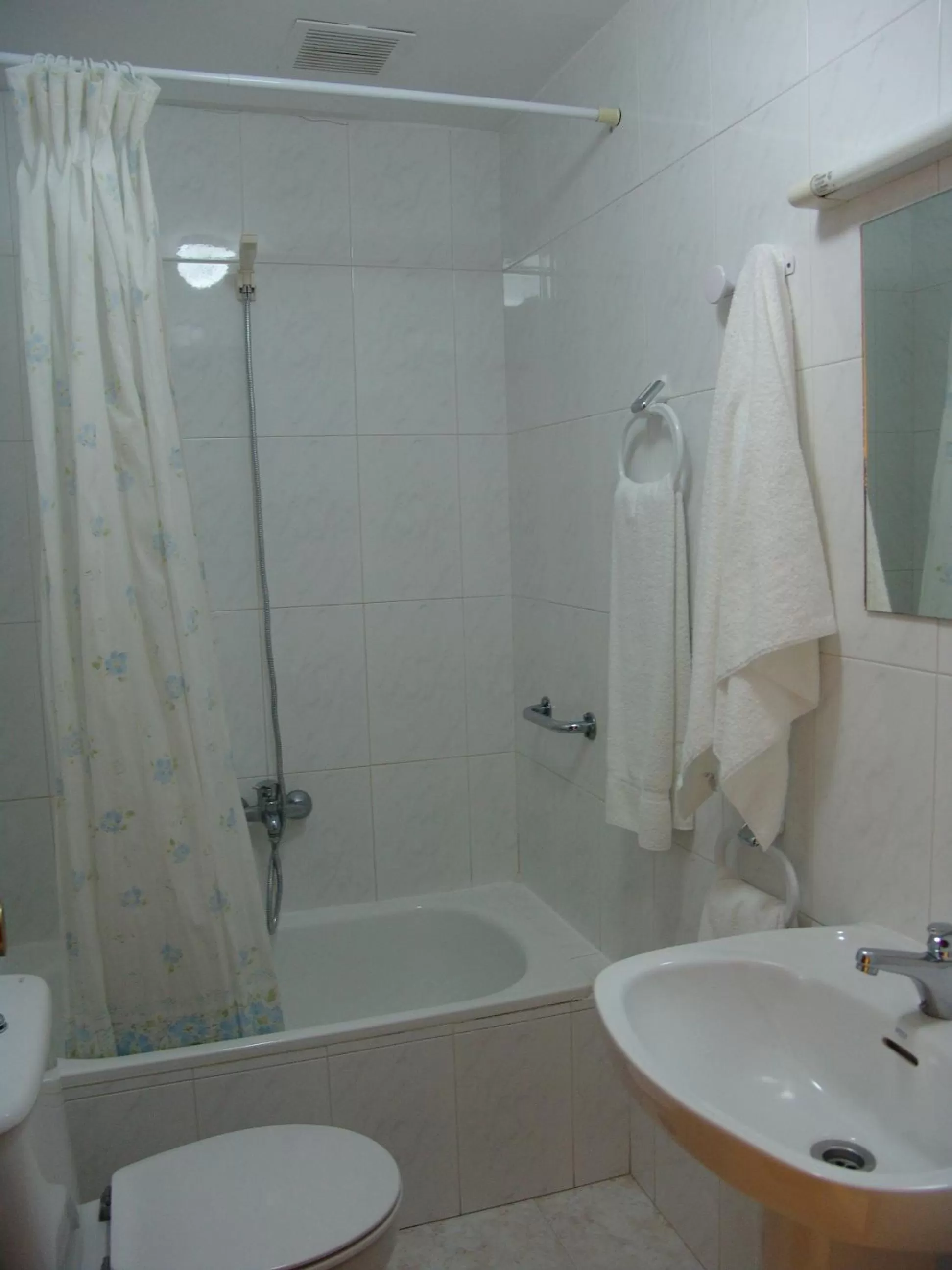 Bathroom in Hostal Athlanta