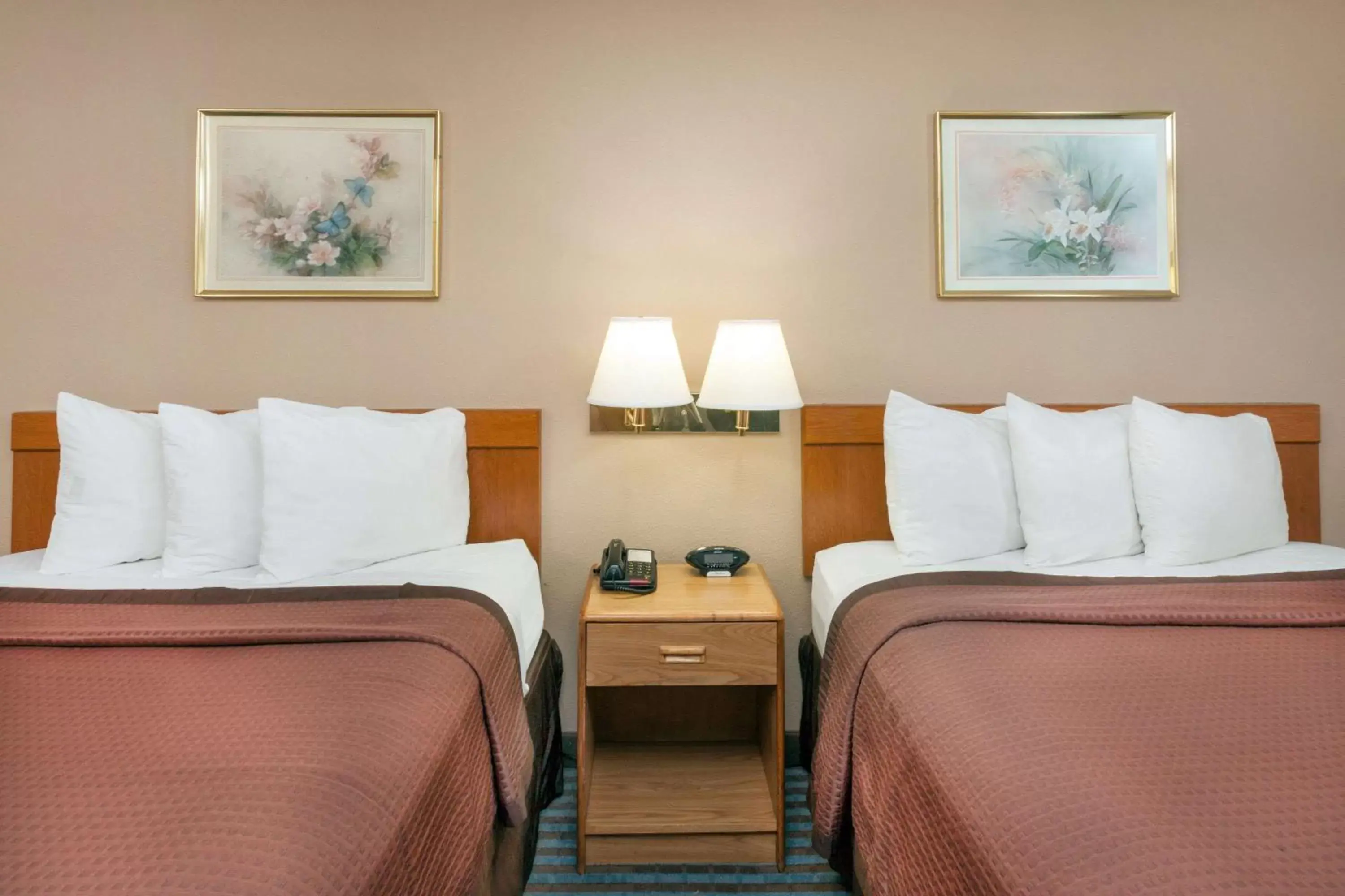 Photo of the whole room, Bed in Days Inn by Wyndham Charleston