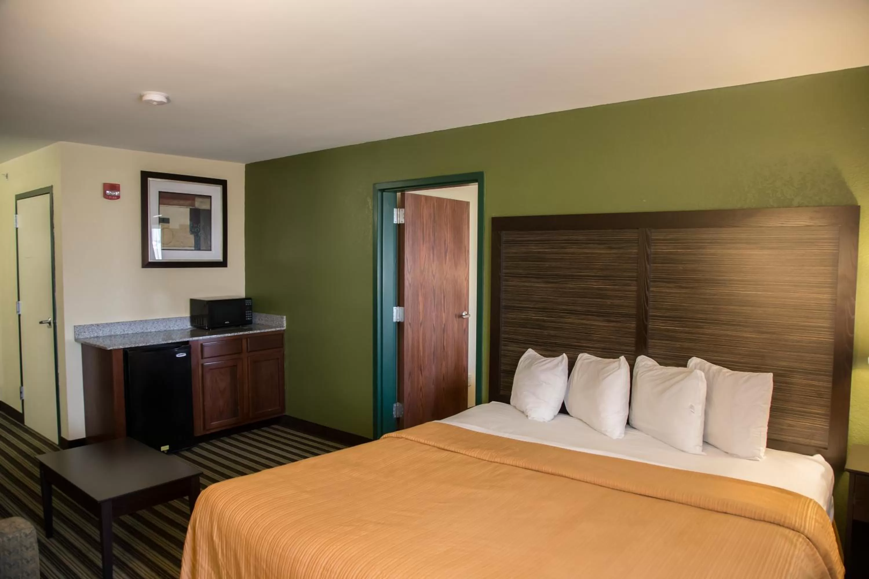 Bed in Quality Inn & Suites Loves Park near Rockford