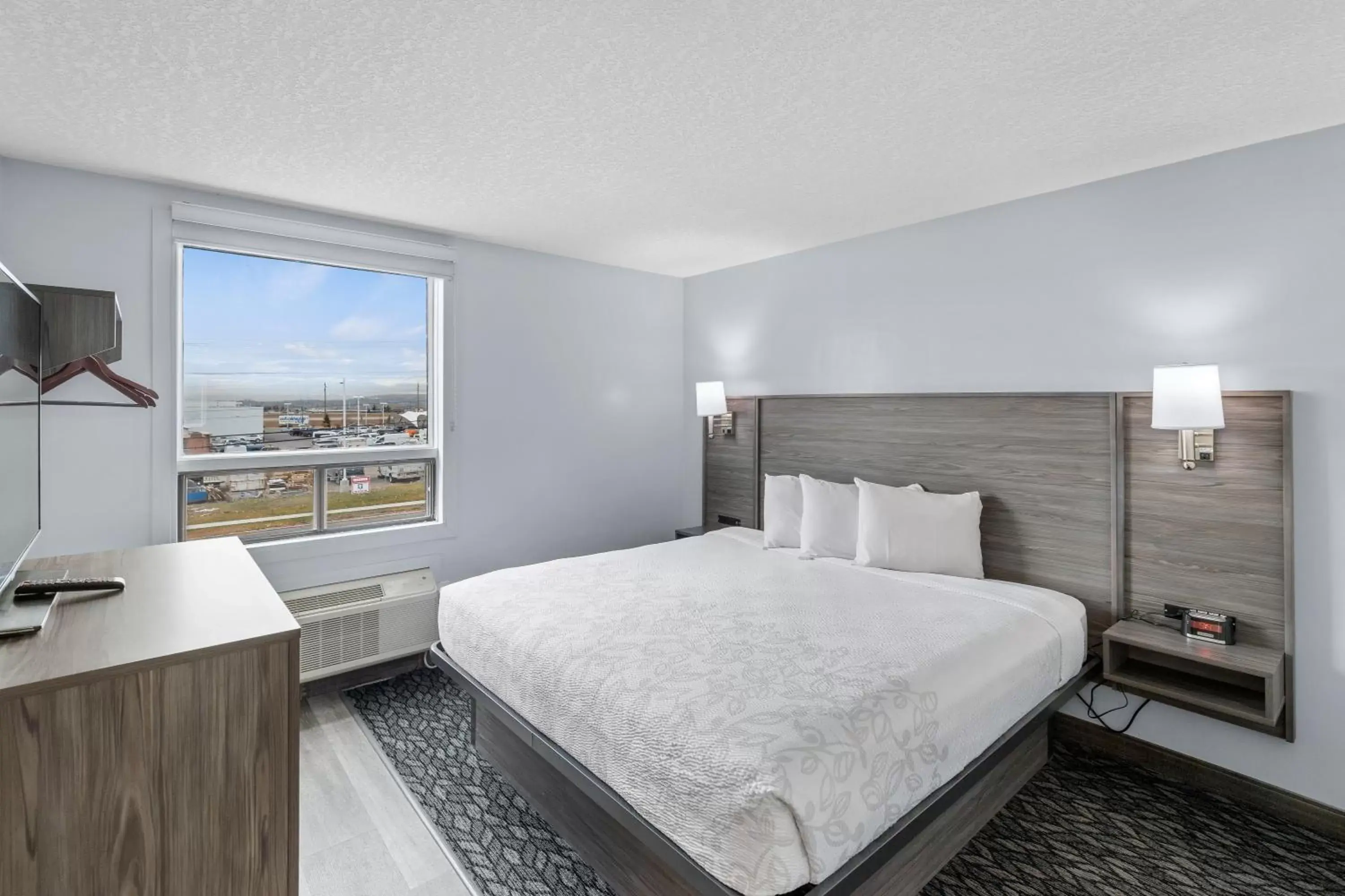 Bedroom, Bed in Emerald Hotel & Suites Calgary Airport