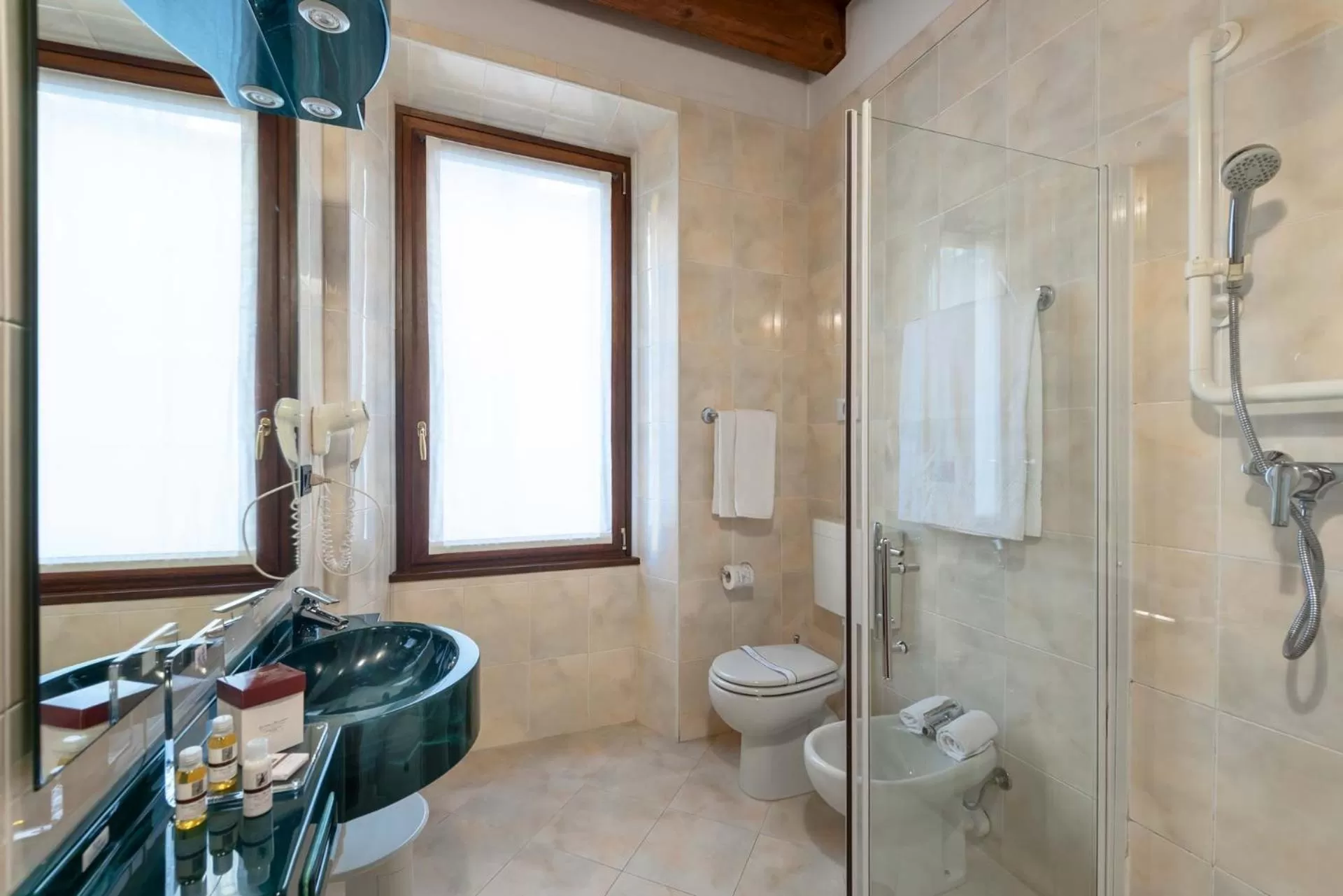 Shower in Hotel Marco Polo