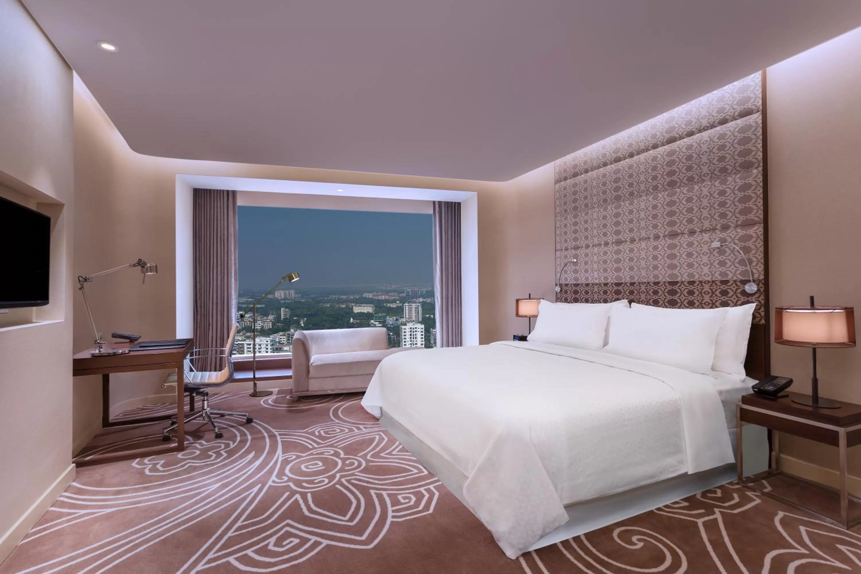 Bed in Crowne Plaza Dhaka Gulshan by IHG