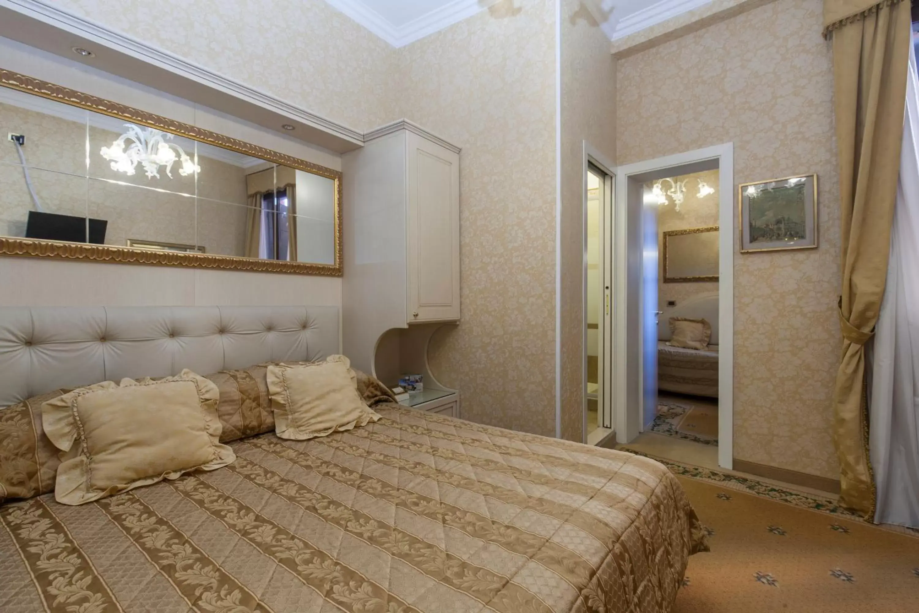 Photo of the whole room, Bed in Hotel Riviera Venezia Lido
