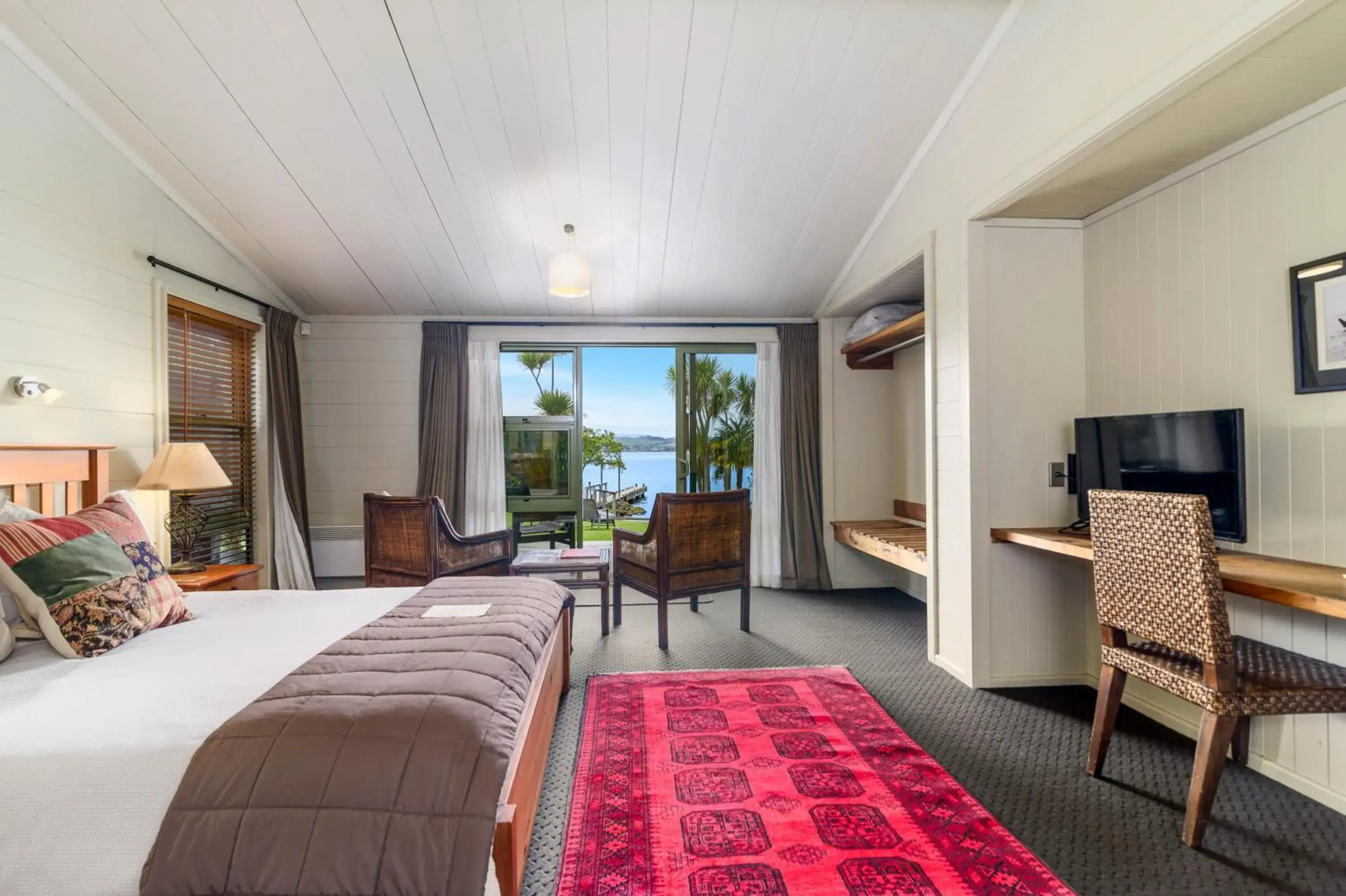 TV and multimedia, Bed in Koura Lodge TV and multimedia, Bed in Koura Lodge