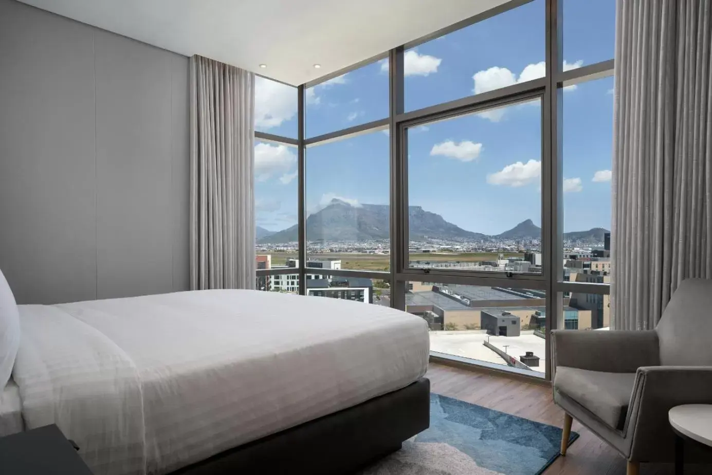 Bed, Mountain View in Cape Town Marriott Hotel Crystal Towers