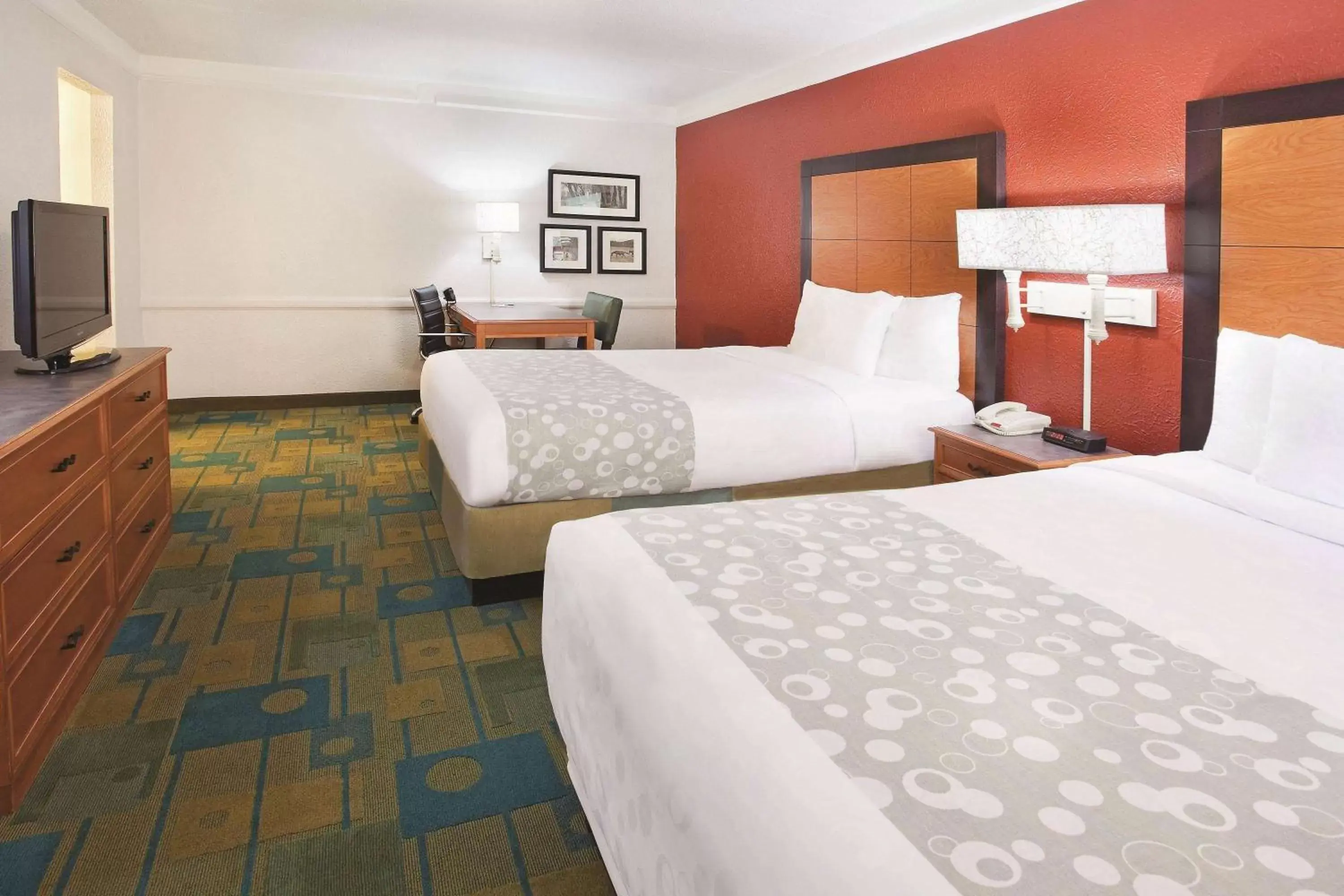 Photo of the whole room, Bed in Howard Johnson by Wyndham Columbus Fort Benning