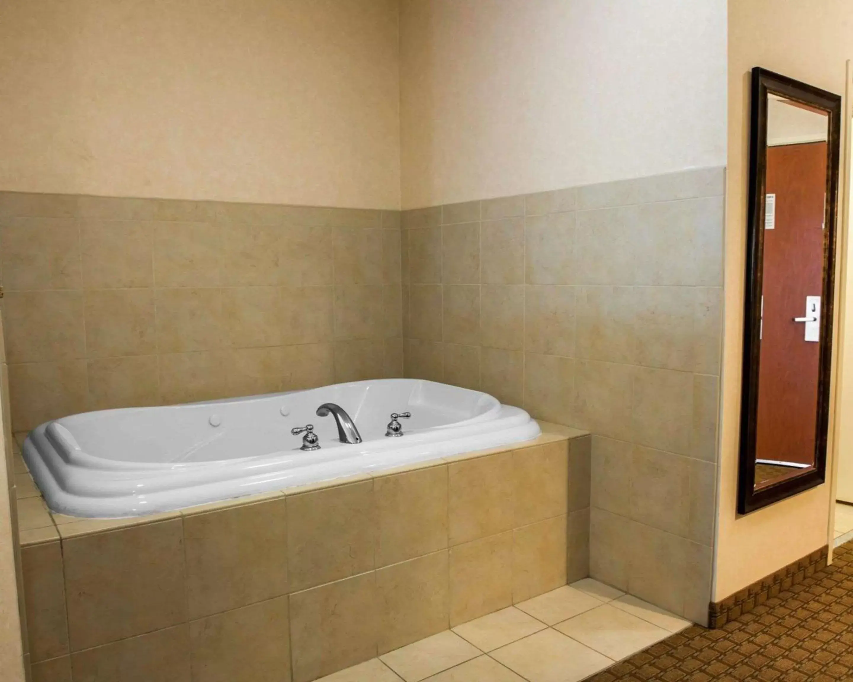 Photo of the whole room, Bathroom in Comfort Suites Southport