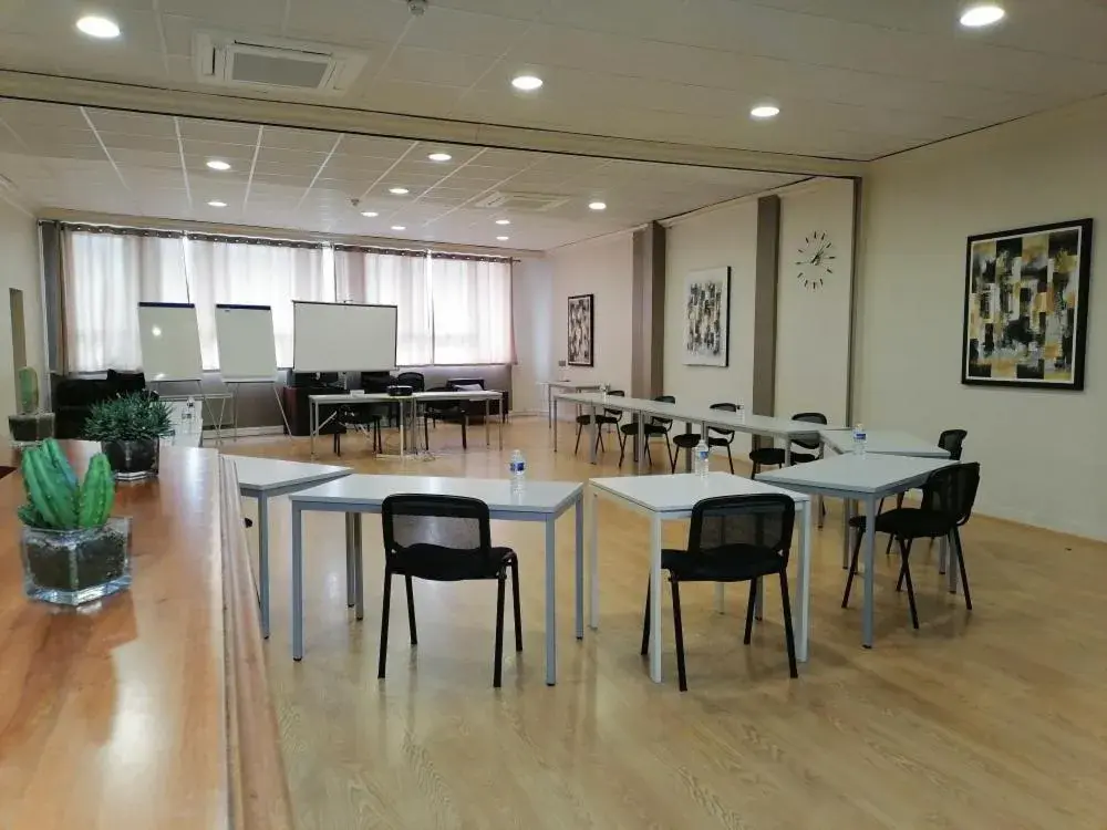 Meeting/conference room in The Originals City, Hotel Napoleon, La Roche-sur-Yon (Inter-Hotel)