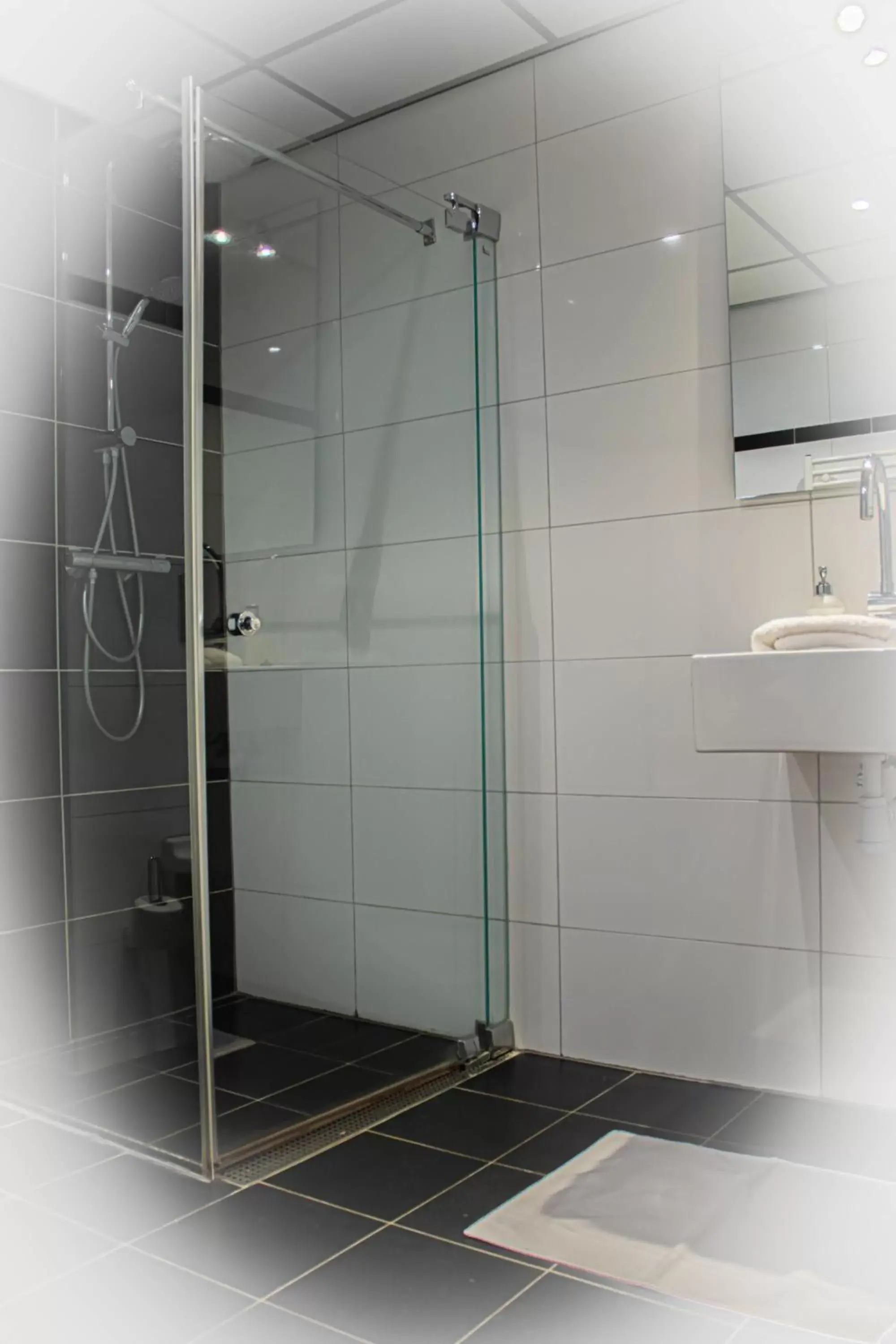 Shower, Bathroom in Hotel de Boegschroef