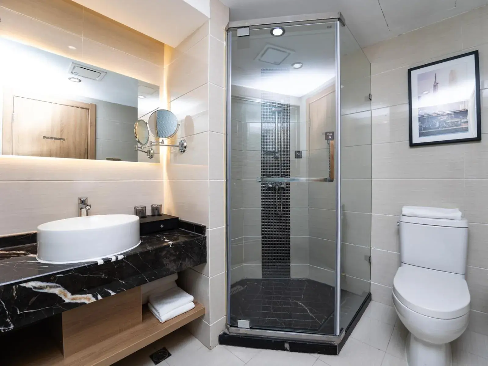 Bathroom in Country Inn&Suites by Radisson, Shanghai PVG