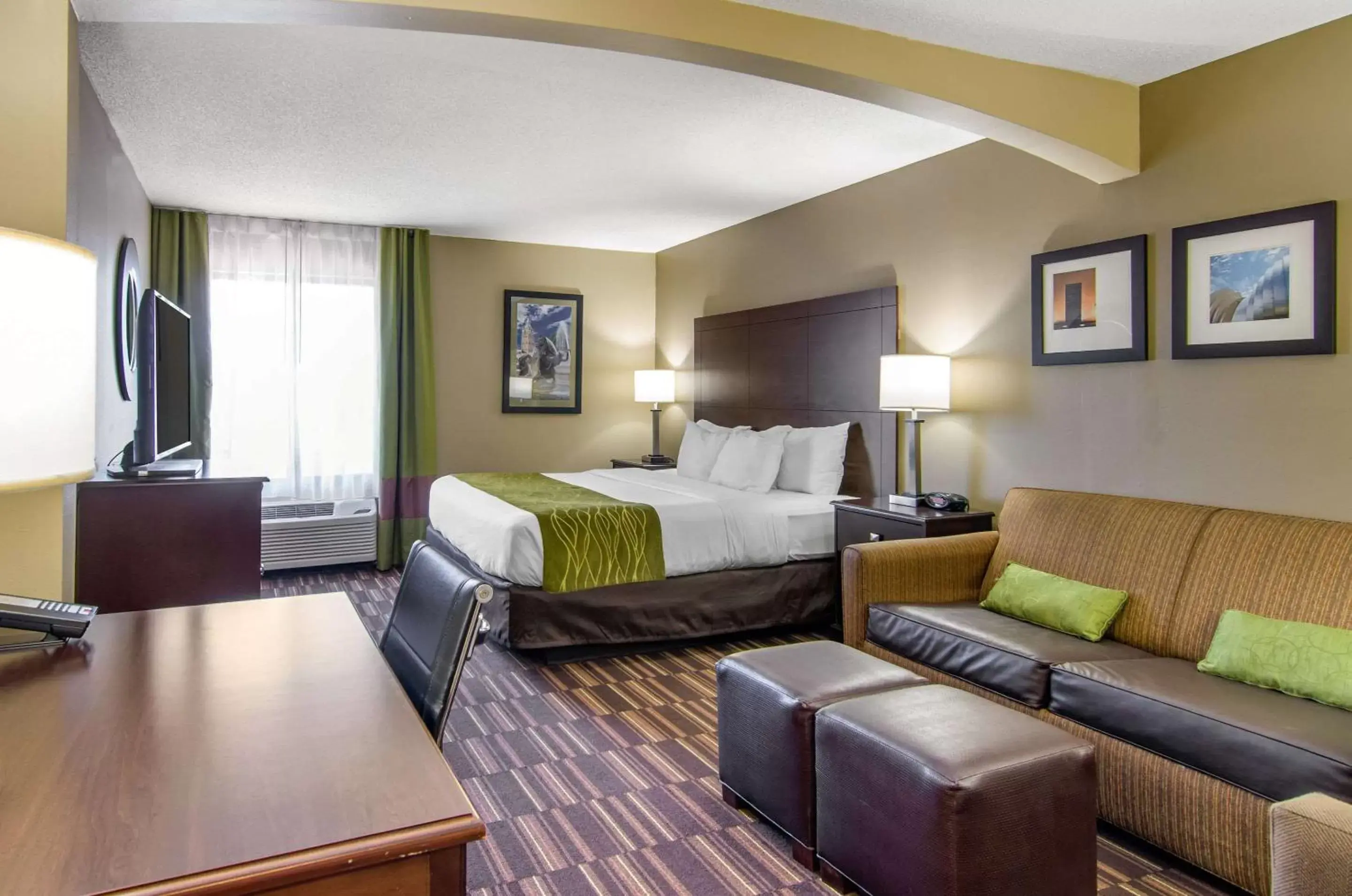 Photo of the whole room in Comfort Inn & Suites Near Worlds of Fun