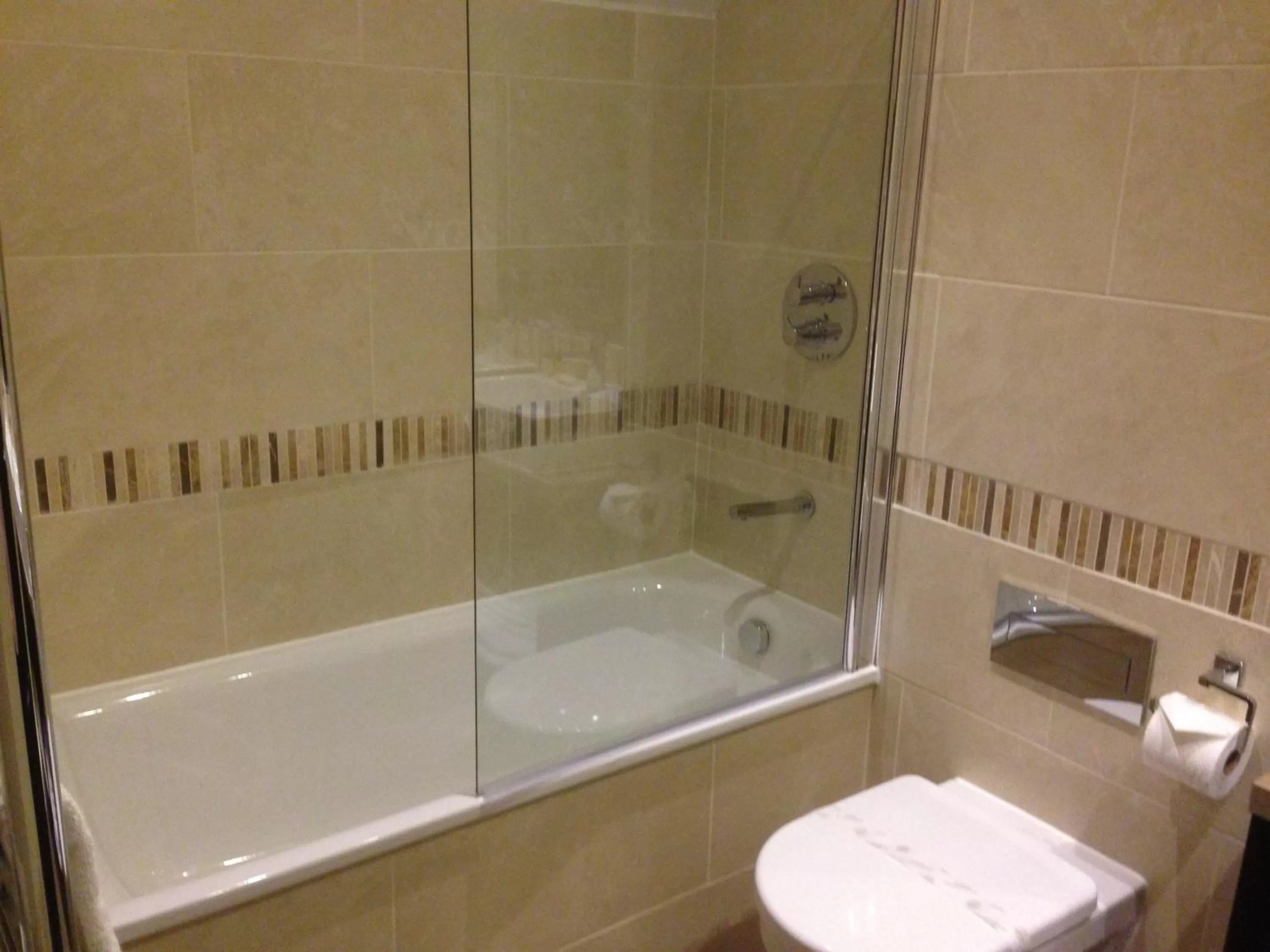 Bathroom in Dumfries Arms Hotel