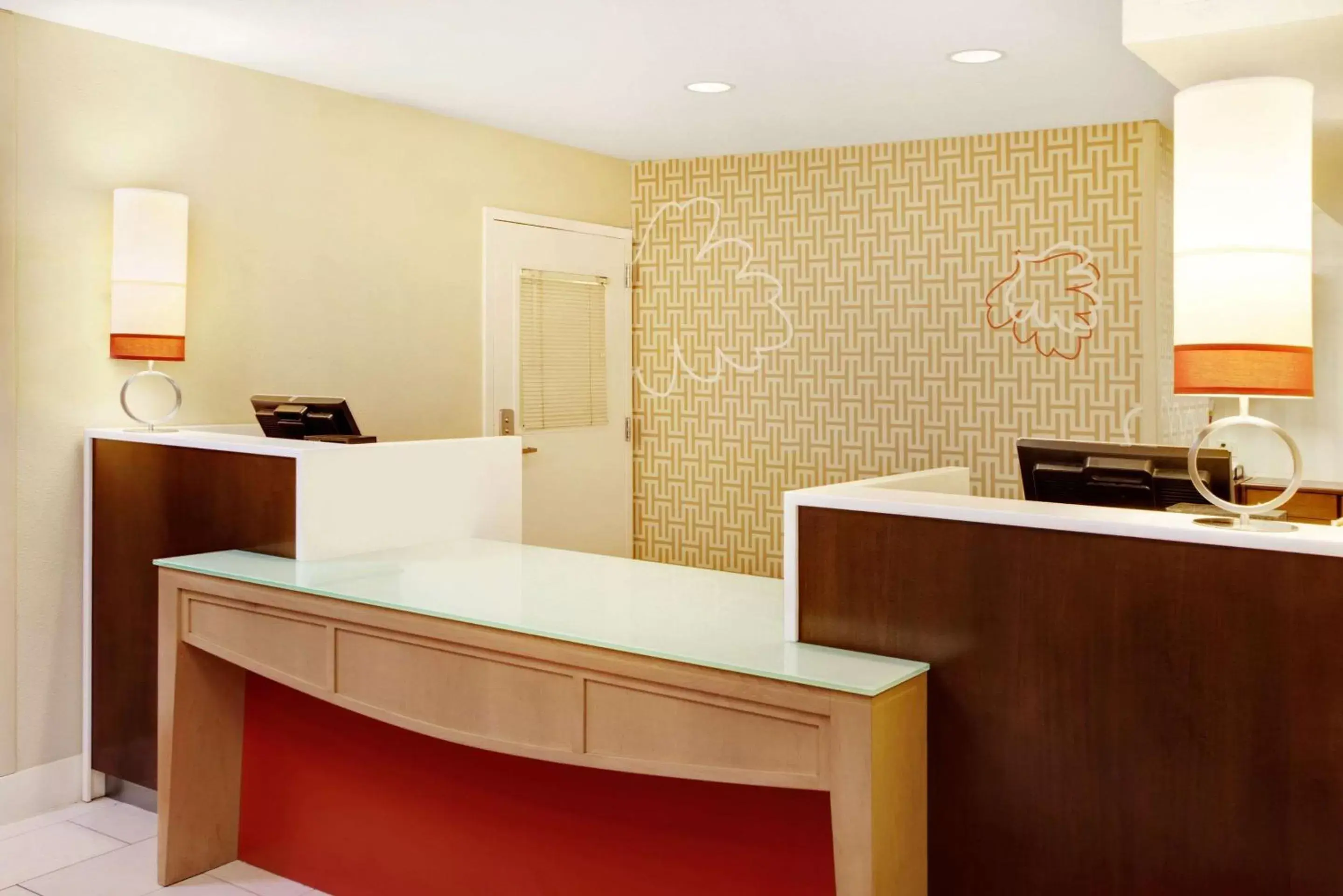 Lobby or reception, Kitchen/Kitchenette in MainStay Suites Chicago Schaumburg