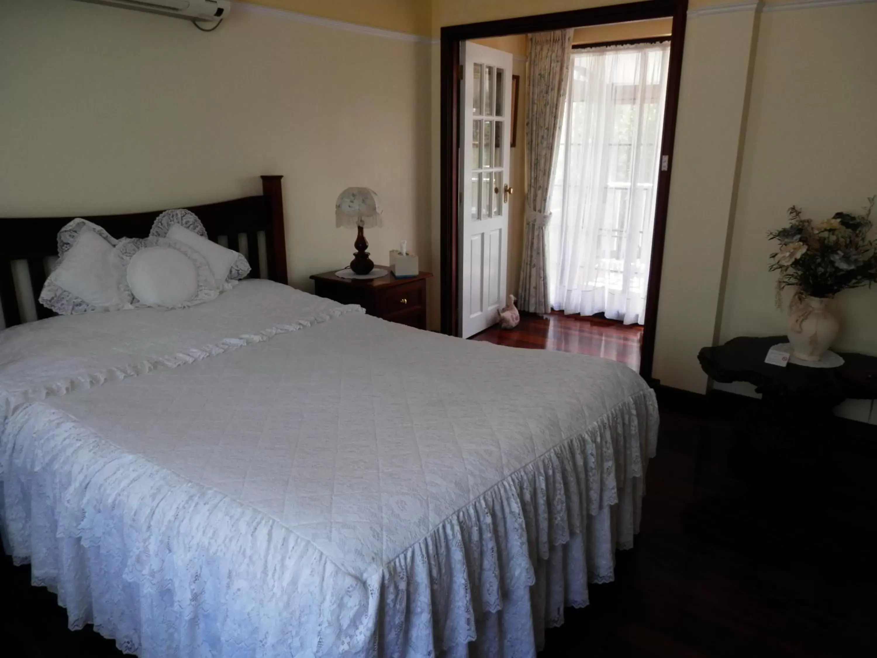 Bedroom, Bed in The Hideaway Luxury B&B Retreat