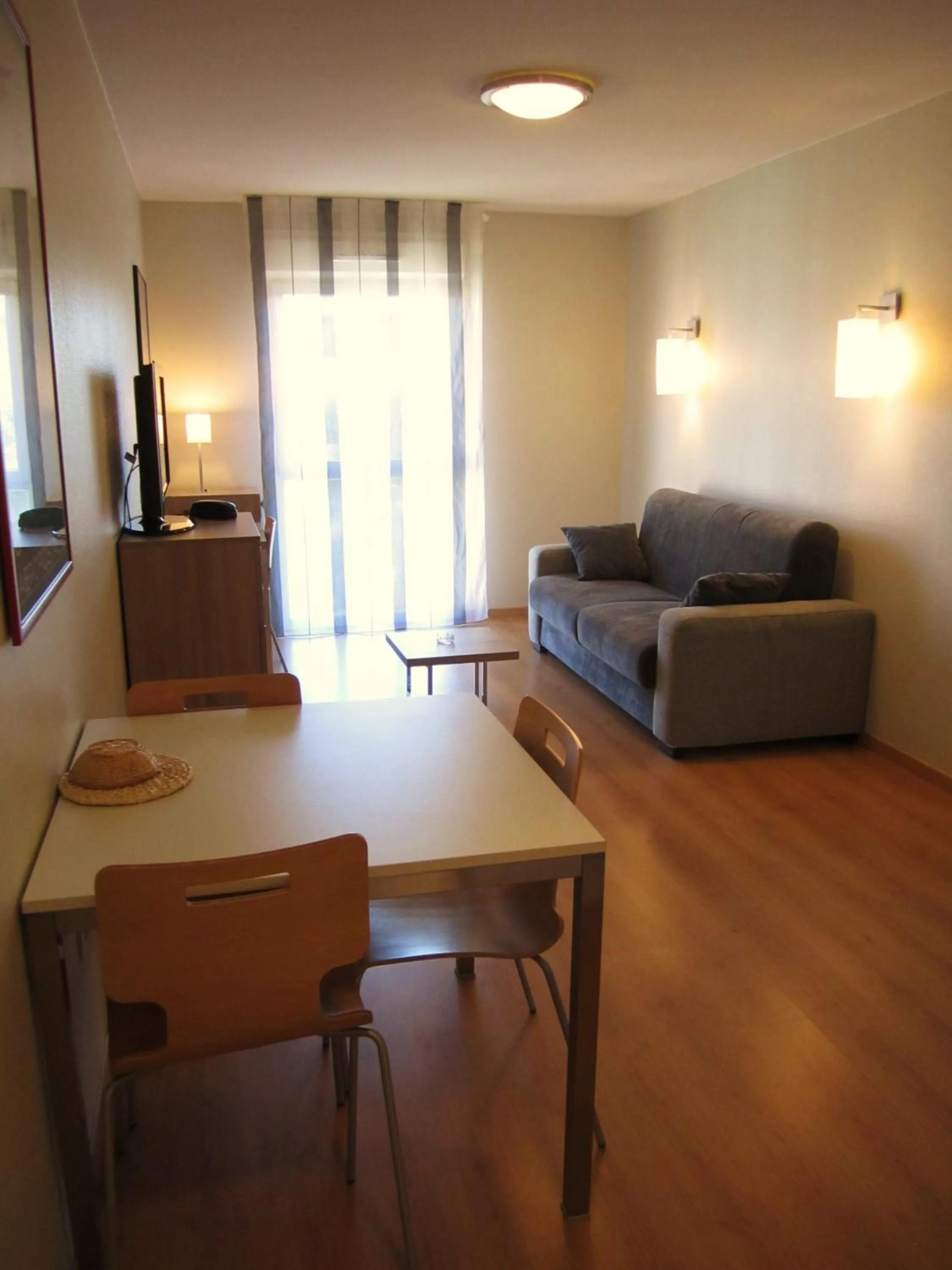Living room in Lagrange Aparthotel Toulouse Saint-Michel