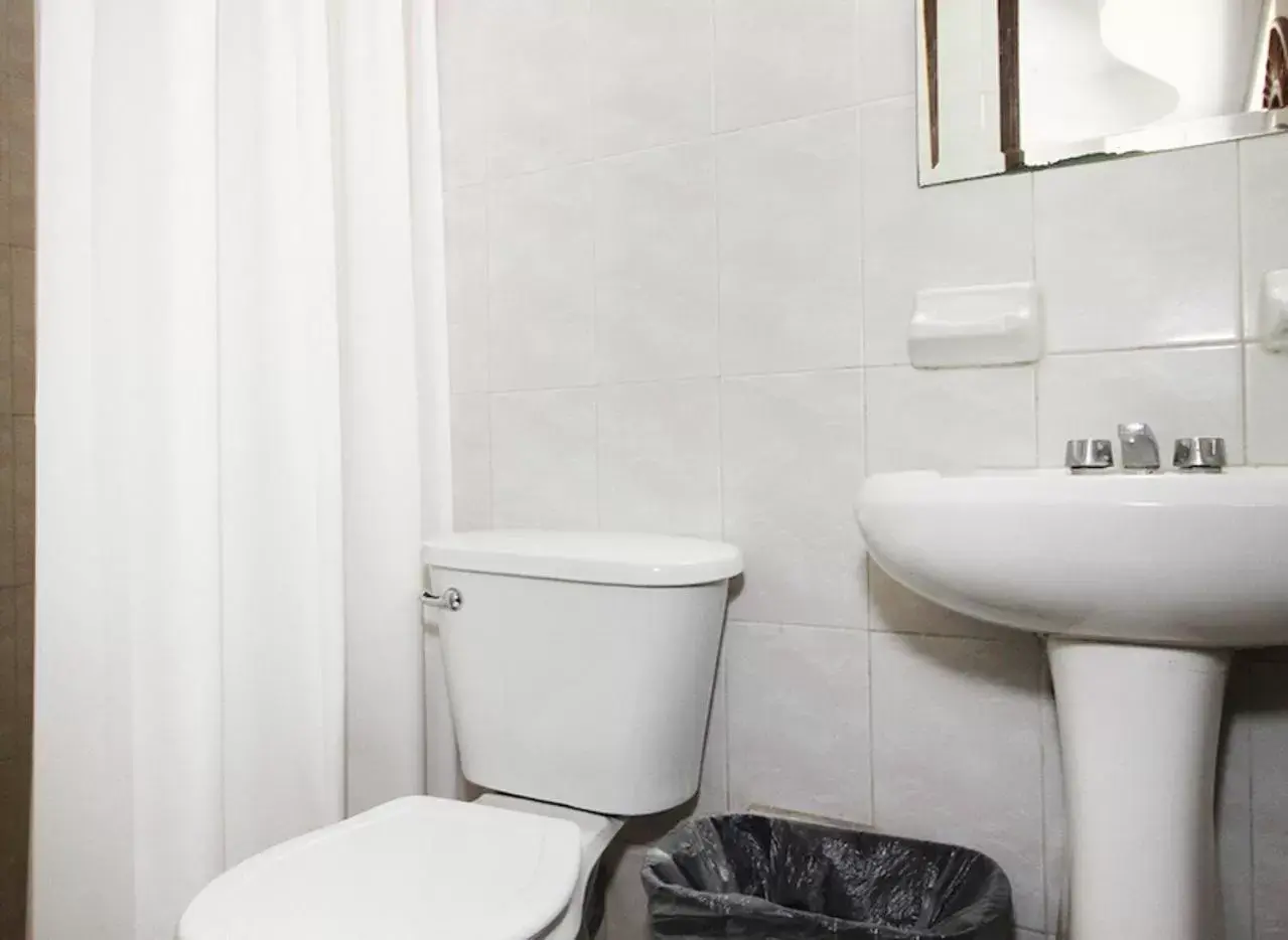 Property building, Bathroom in Hotel Santander Veracruz - Malecon