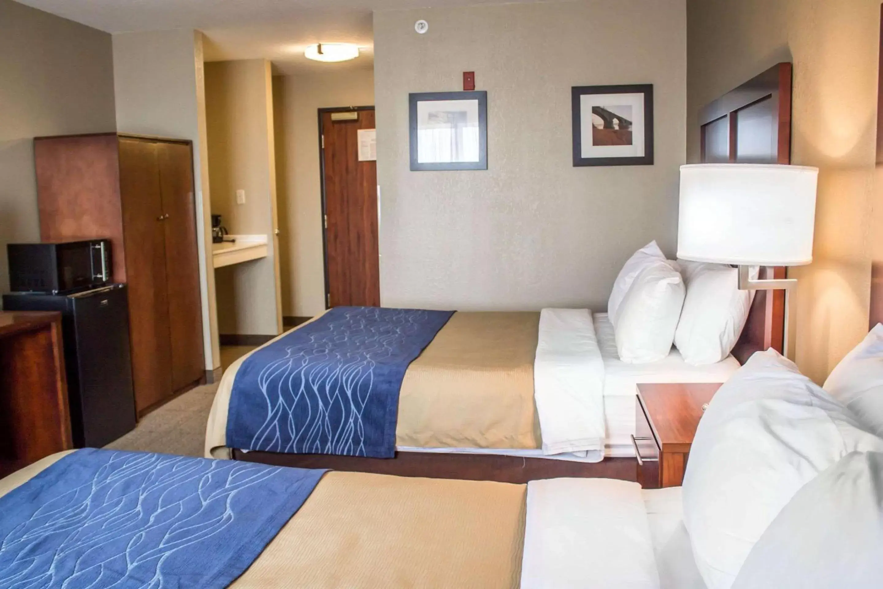 Photo of the whole room, Bed in Comfort Inn & Suites Fremont