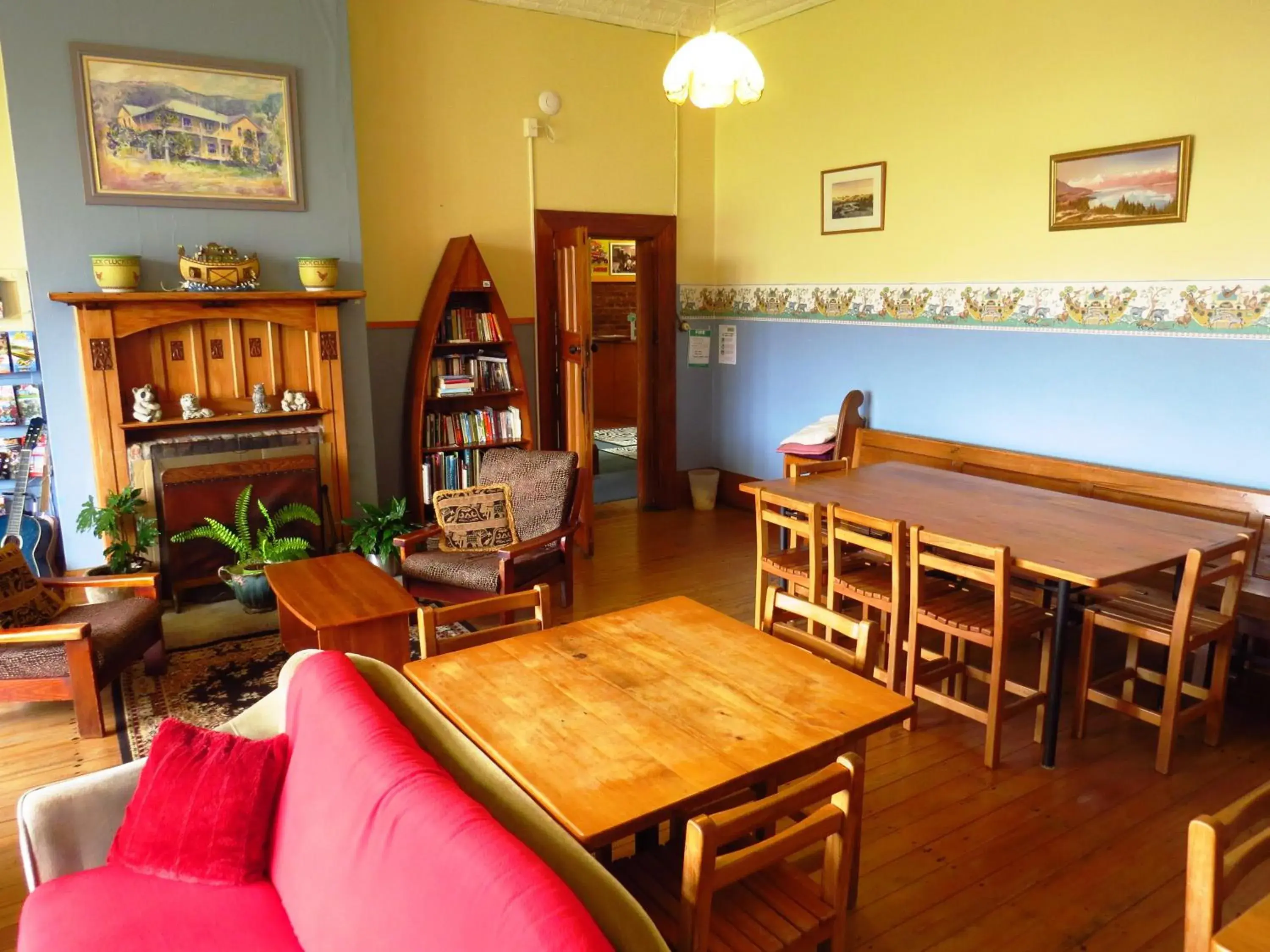 Library, Dining Area in Noah's Ark Backpackers