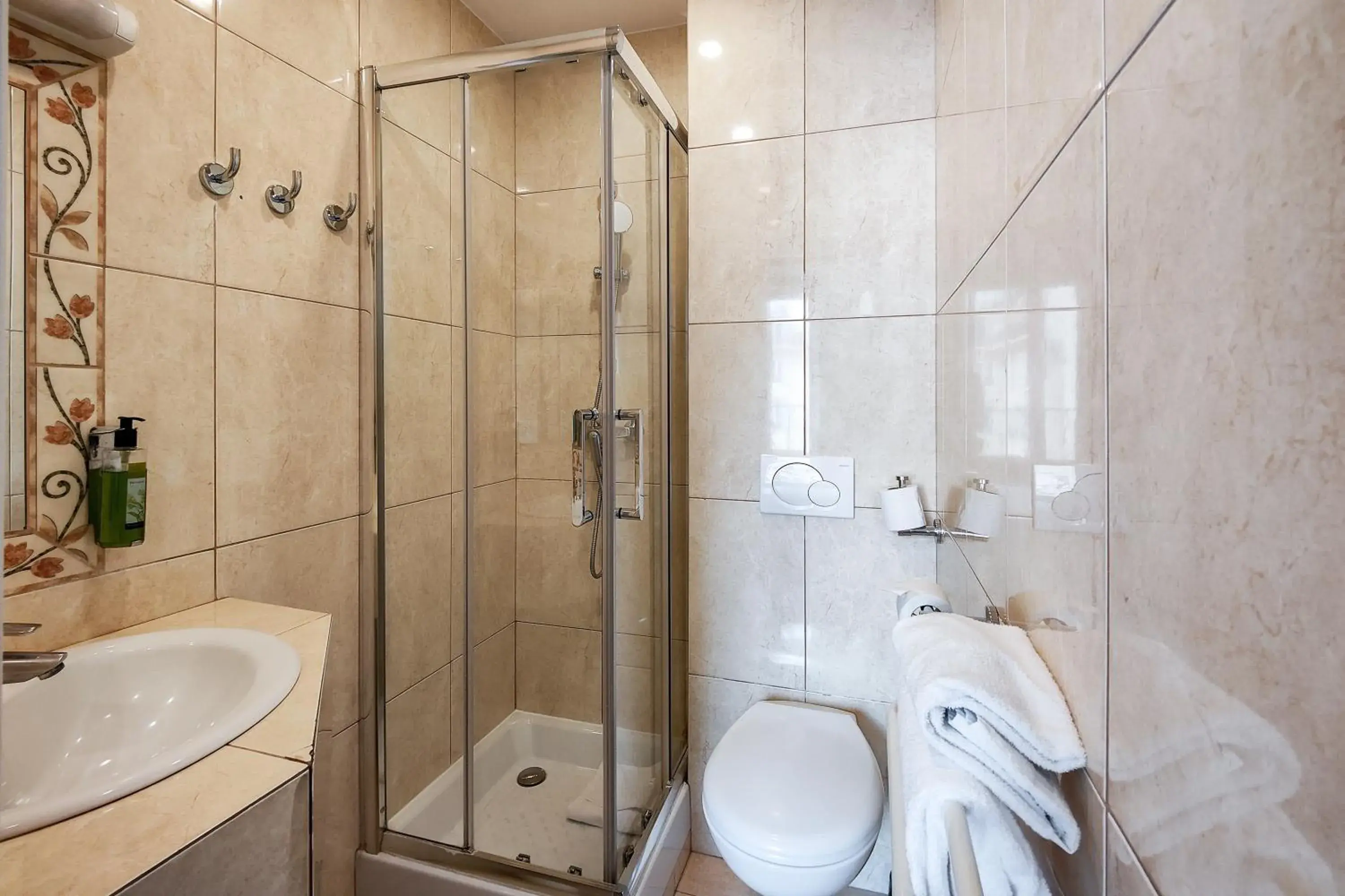 Bathroom in Hôtel Du Centre, un hôtel AMMI