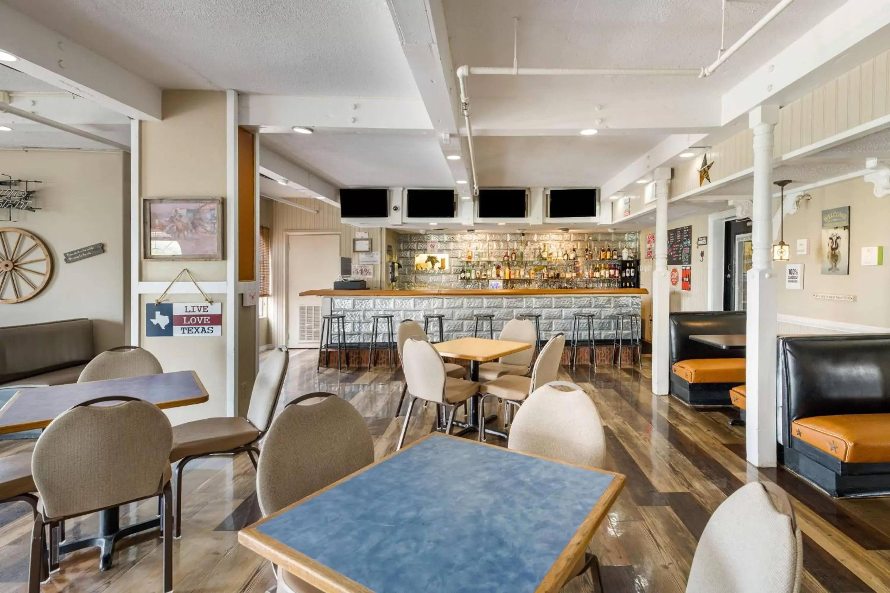 Lounge or bar, Restaurant/Places to Eat in Pearl on the Concho SureStay Collection by Best Western