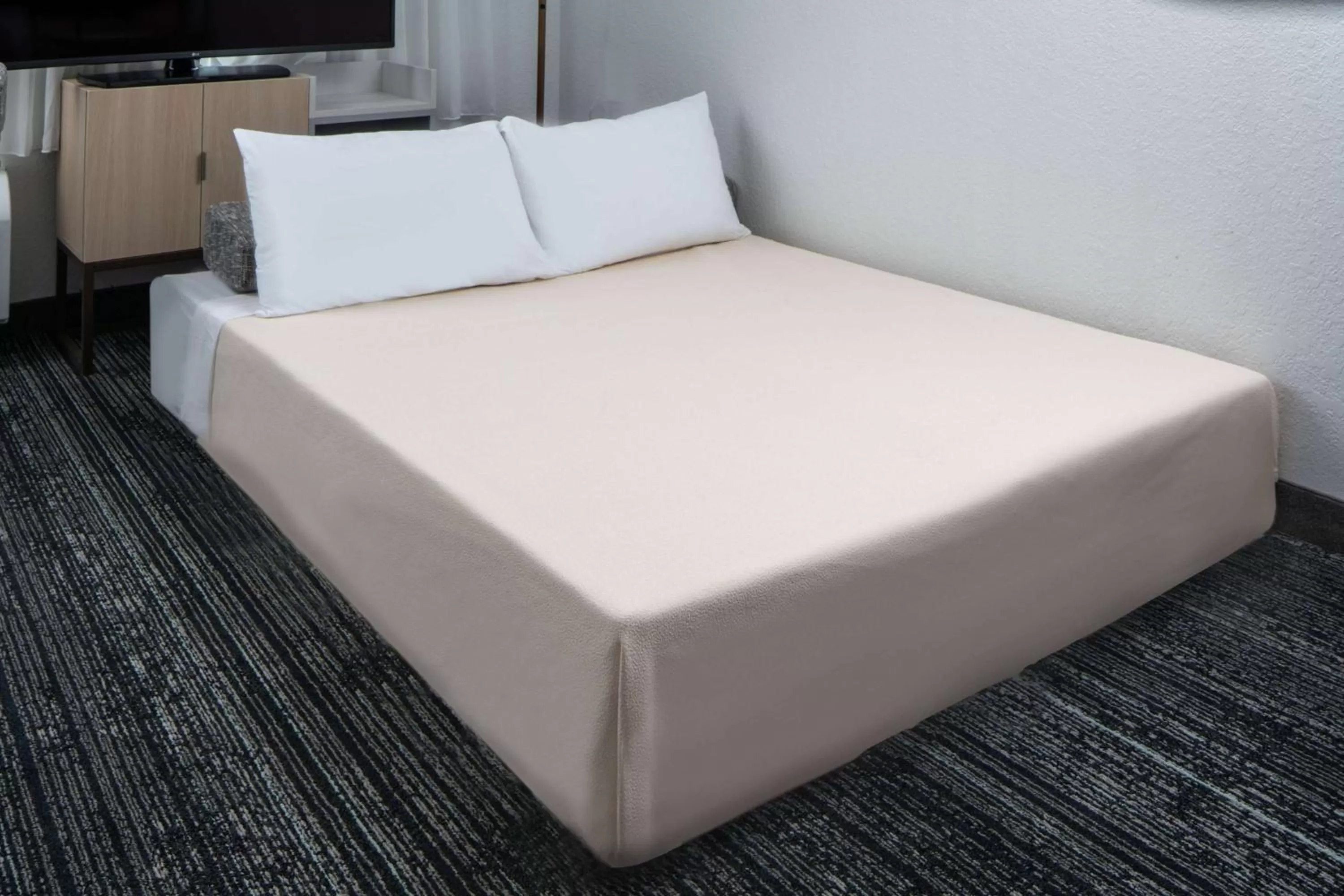 Bed in Sonesta Simply Suites Falls Church